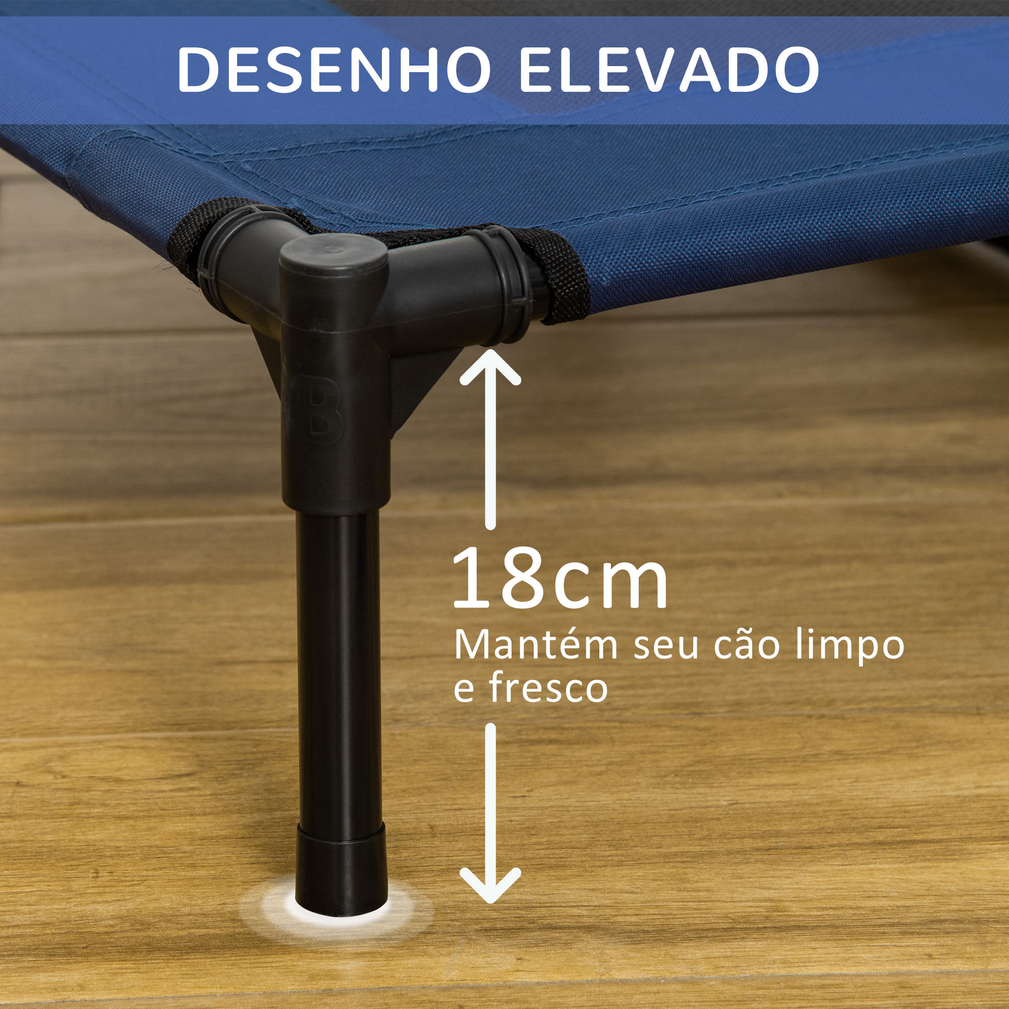 Una cama para perros con una superficie de malla azul, patas negras y texto que indica una altura de 18 cm para mantener al perro limpio.