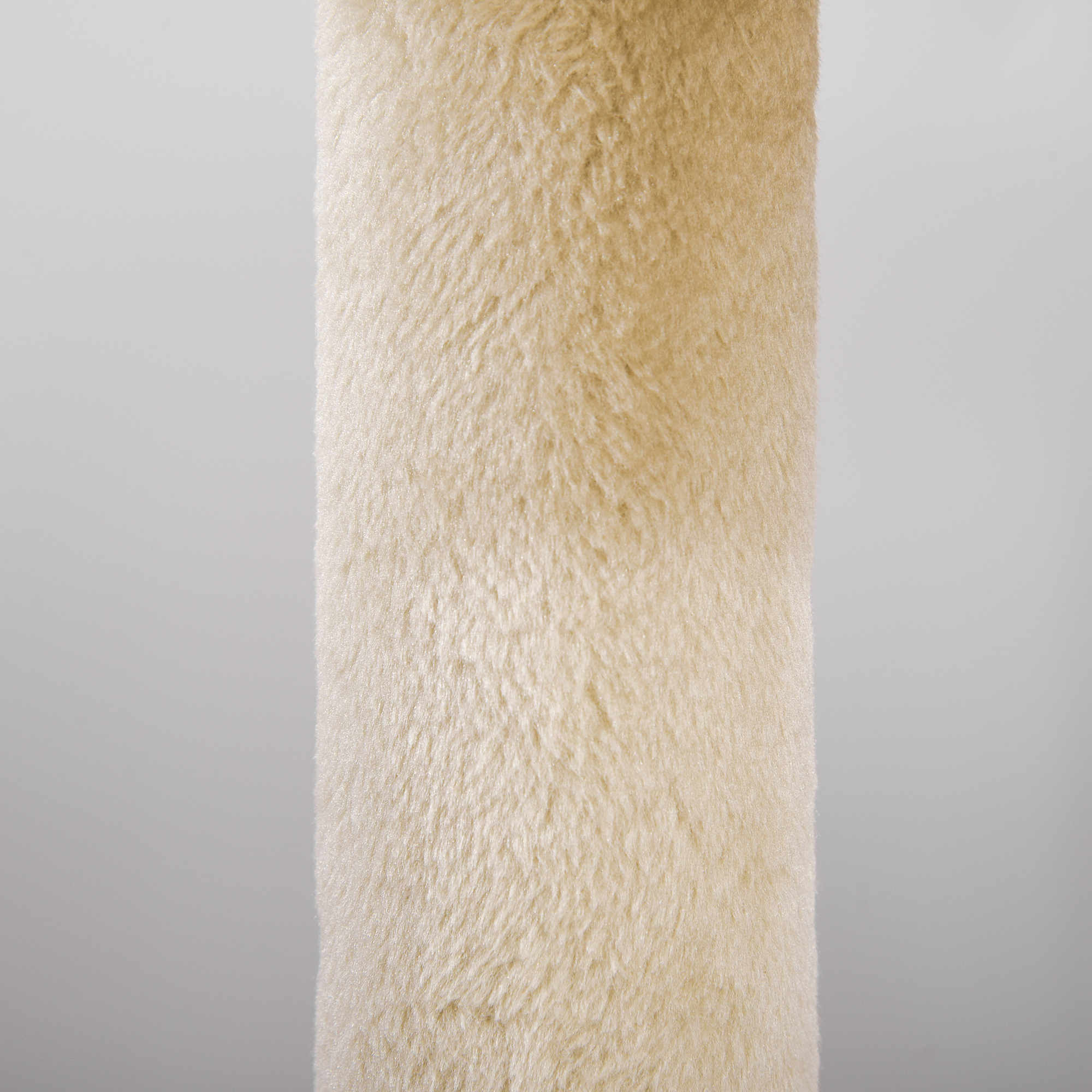 Un rascador para gatos beige y esponjoso. Parece estar hecho de un material suave y texturizado.