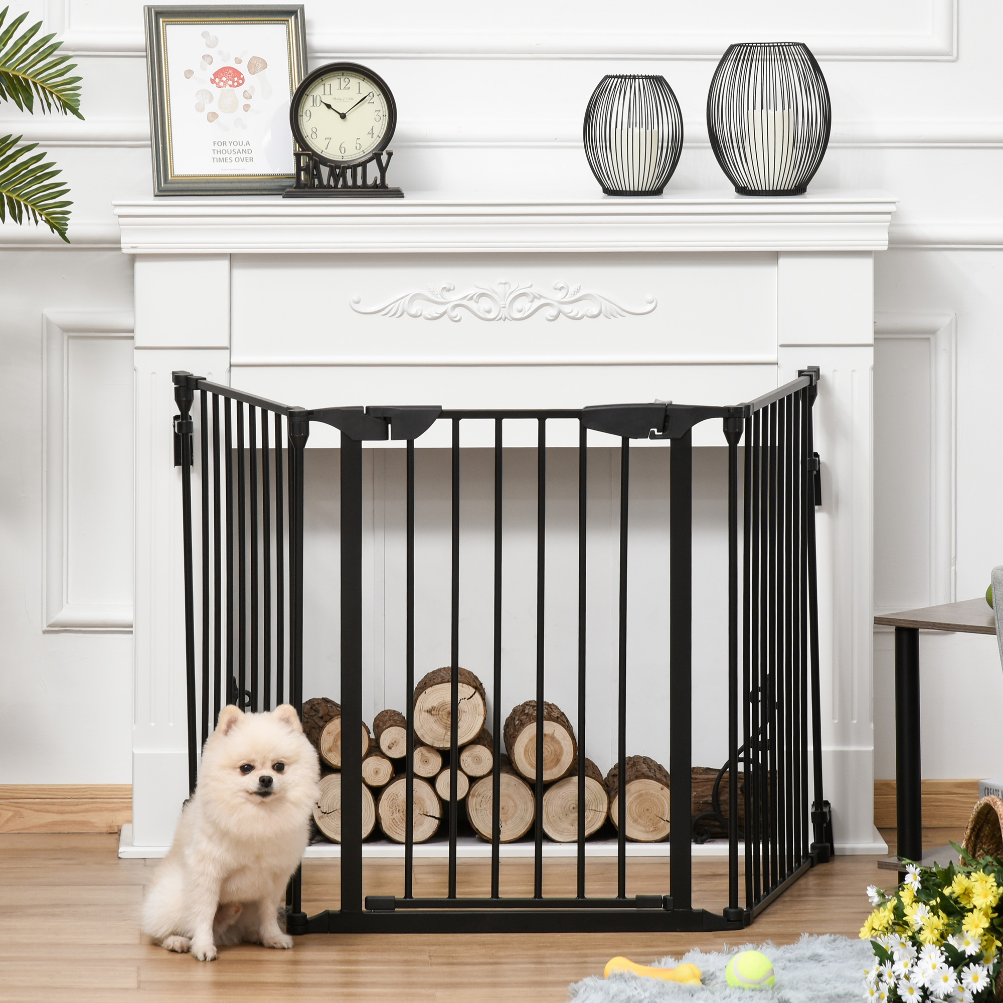 Puerta para mascotas negra. Puerta negra con un perro blanco delante. Chimenea y decoración detrás.
