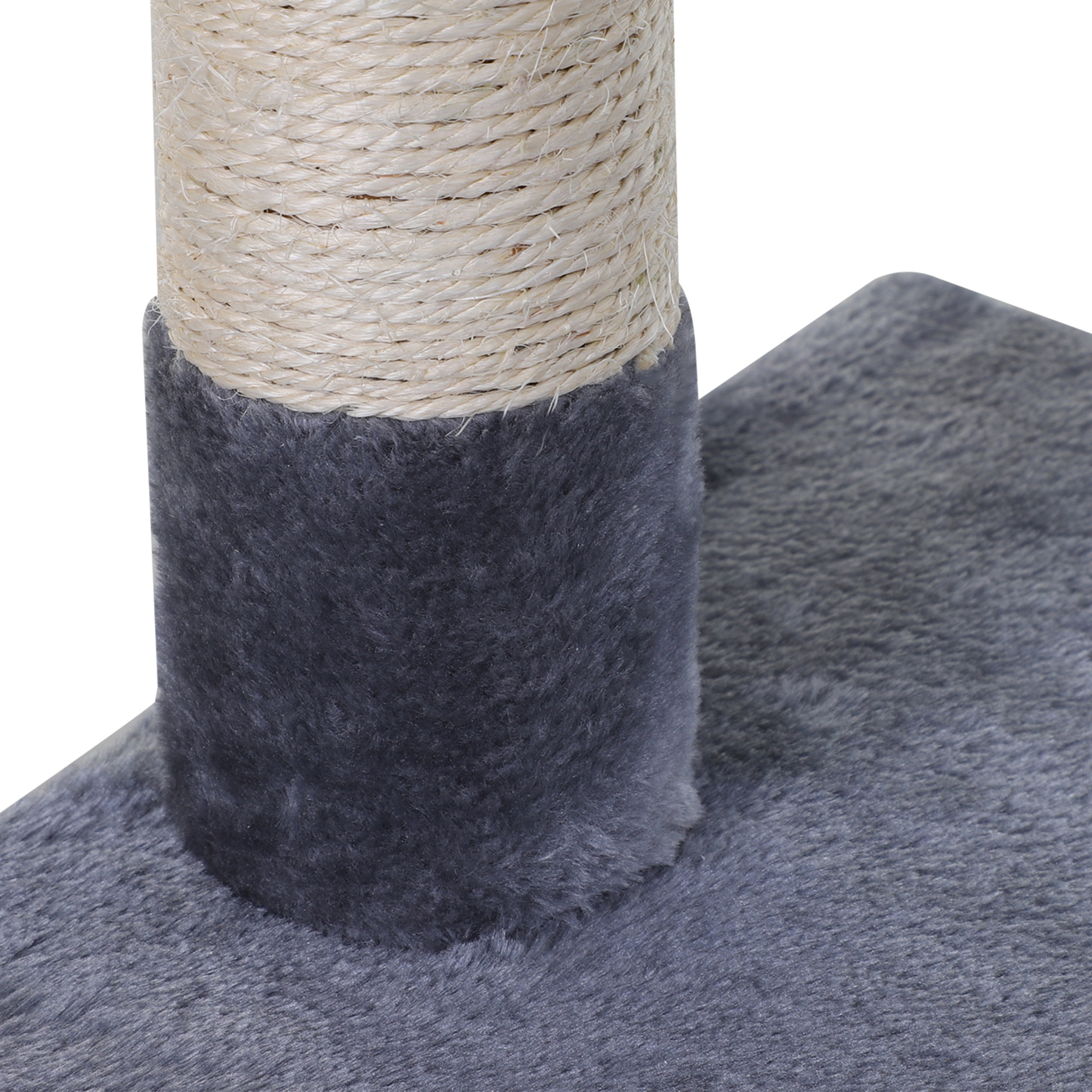 Primer plano de un rascador para gatos con superficie de felpa gris y poste beige envuelto en cuerda.