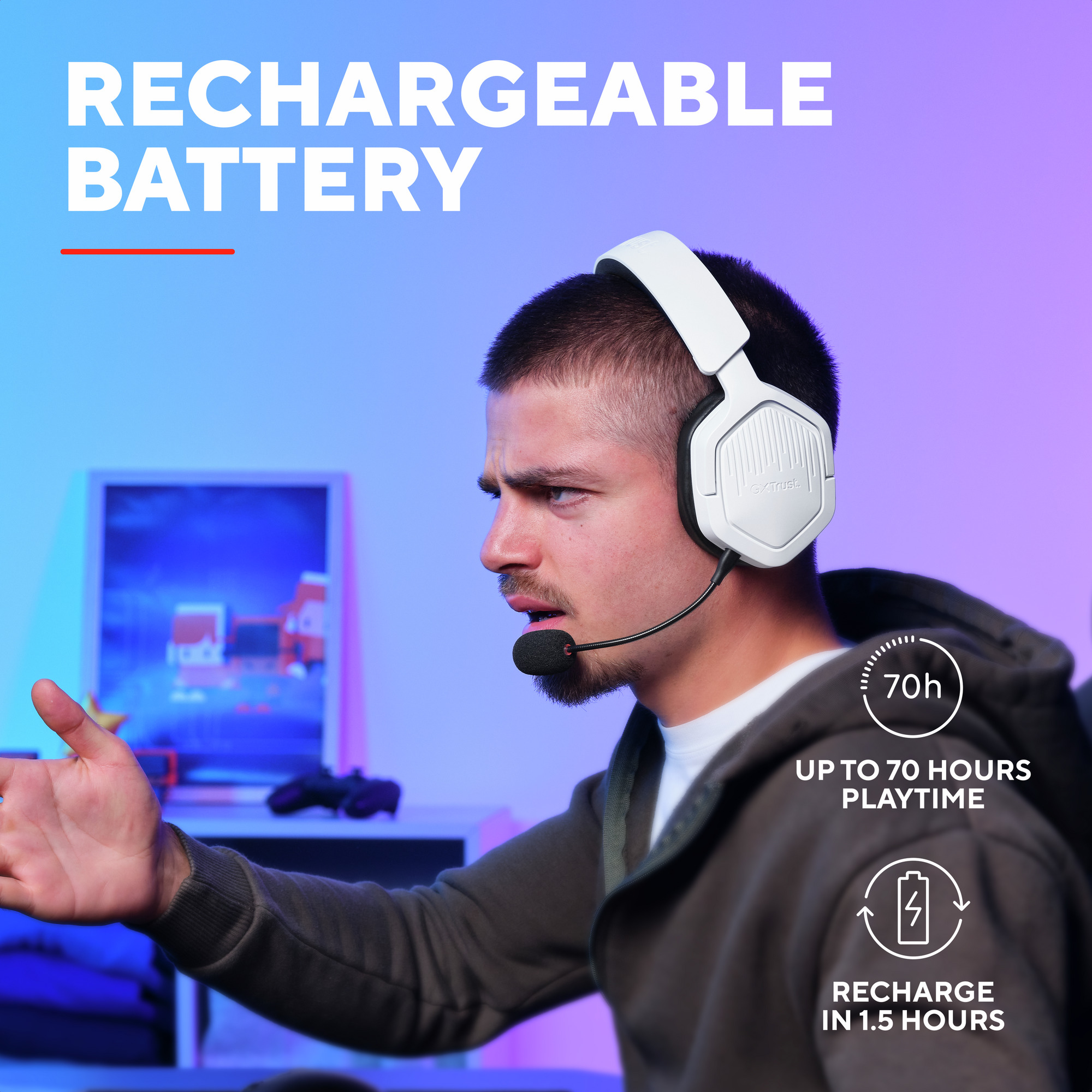 Man met een witte gamingkoptelefoon. Een batterij- en speeltijdicoon zijn zichtbaar.