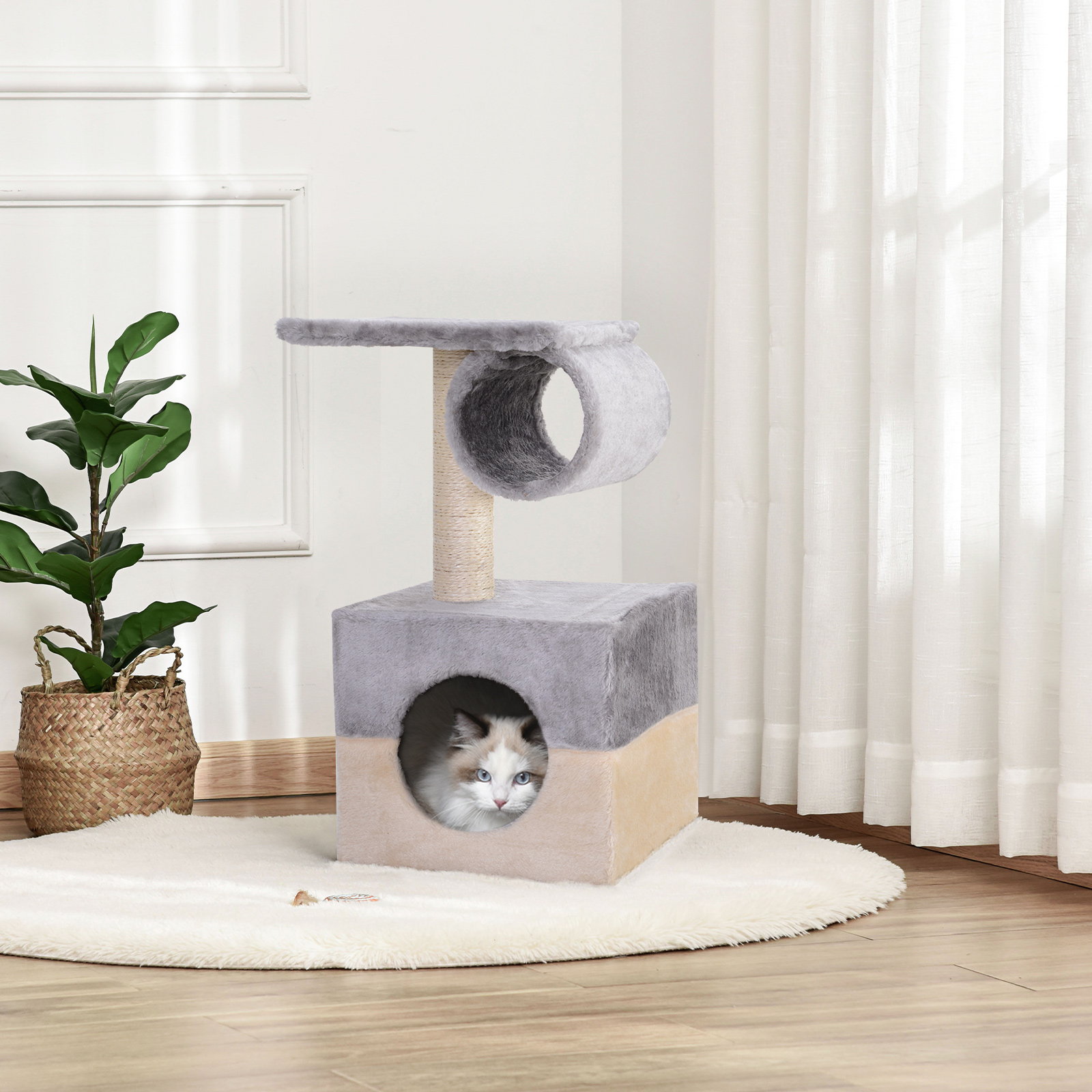 Un gato está en un árbol para gatos con un túnel y una combinación de colores beige y gris.
