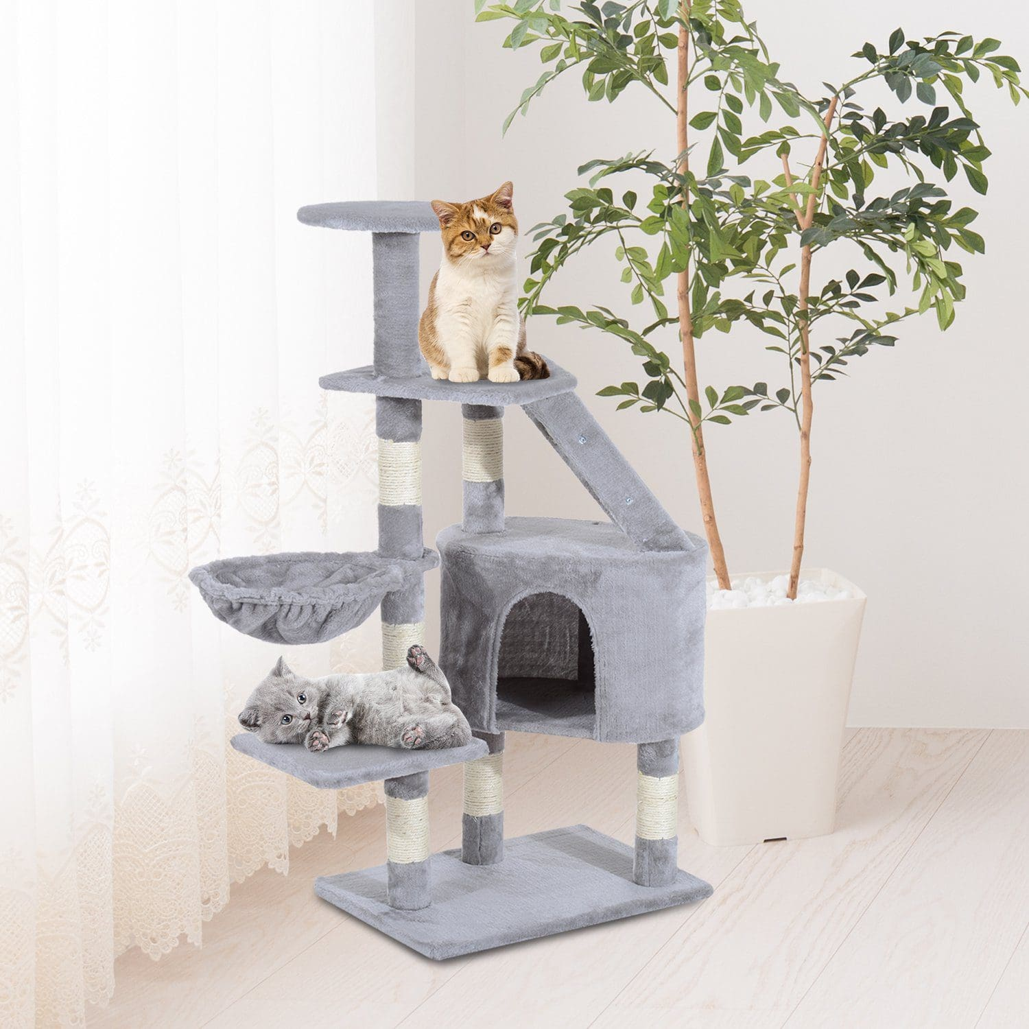 Un árbol para gatos gris de varios niveles con dos gatos descansando y jugando en él. Incluye una casa y una cama para gatos.