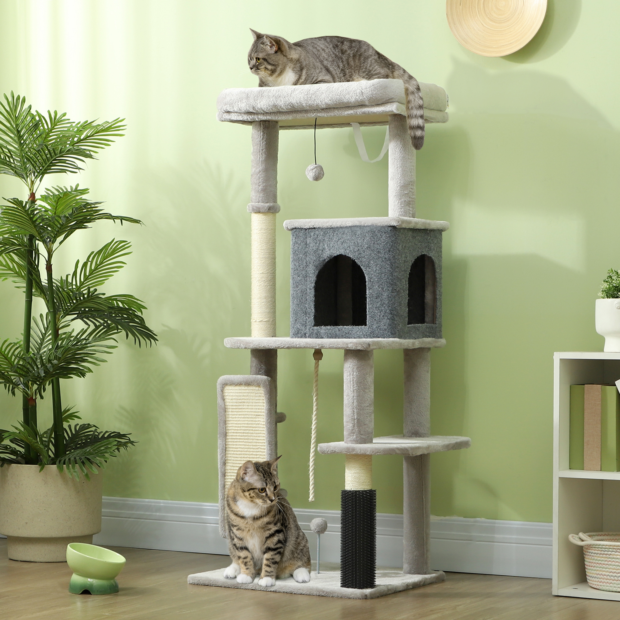 Árbol para gatos con dos gatos. El árbol es gris con múltiples niveles y postes rascadores.