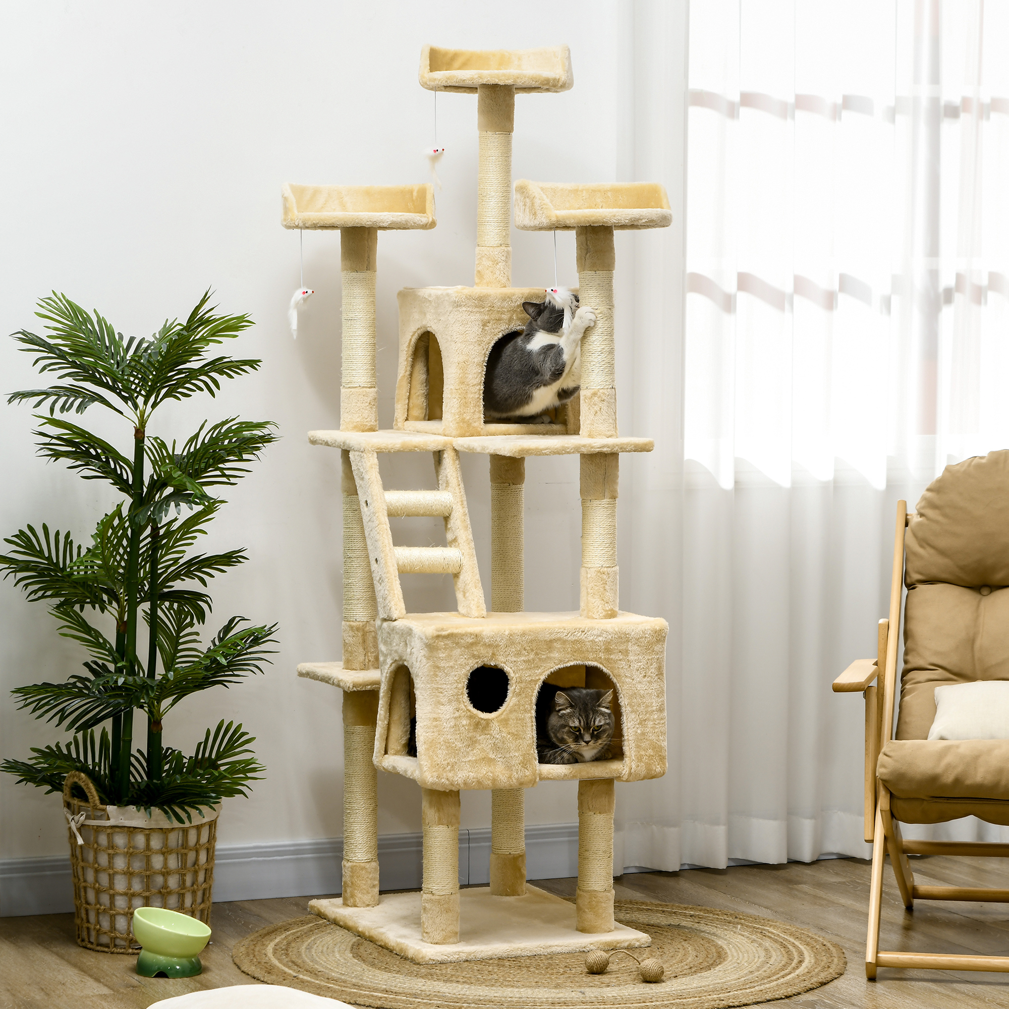 Gran árbol para gatos beige con múltiples niveles. Dos gatos juegan en él. Hay una planta cerca.