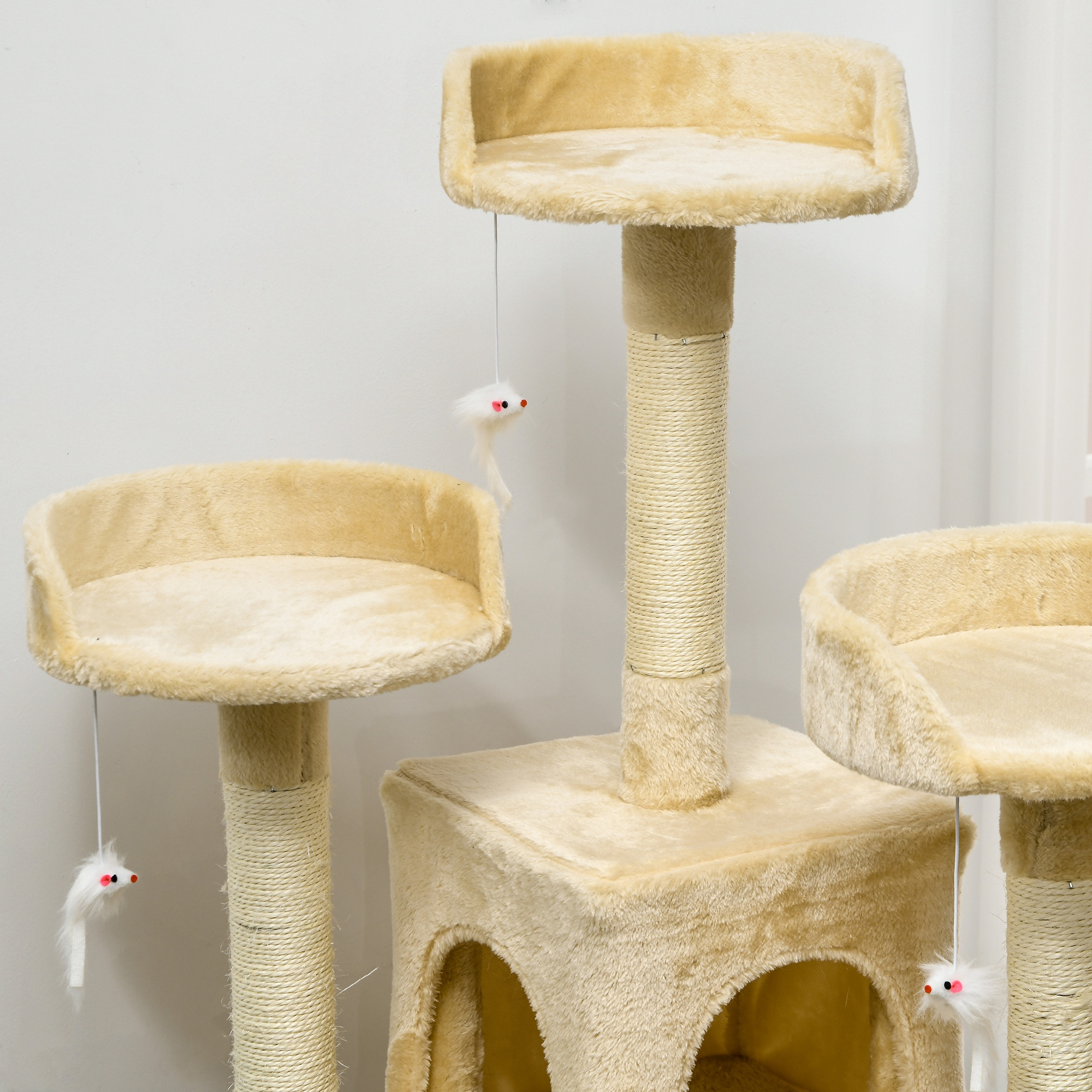 Un árbol para gatos beige con múltiples niveles. Tiene perchas y ratones de juguete colgantes.