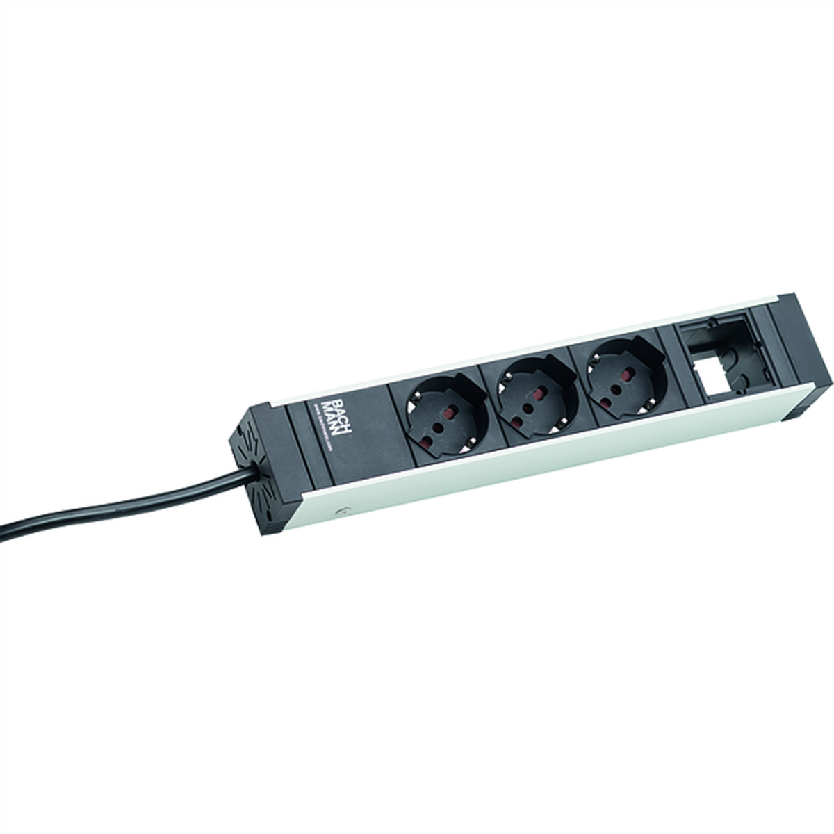 Silber- und schwarze Steckdosenleiste mit vier Steckdosen und einem Stecker. Marke 'Bachmann' sichtbar.