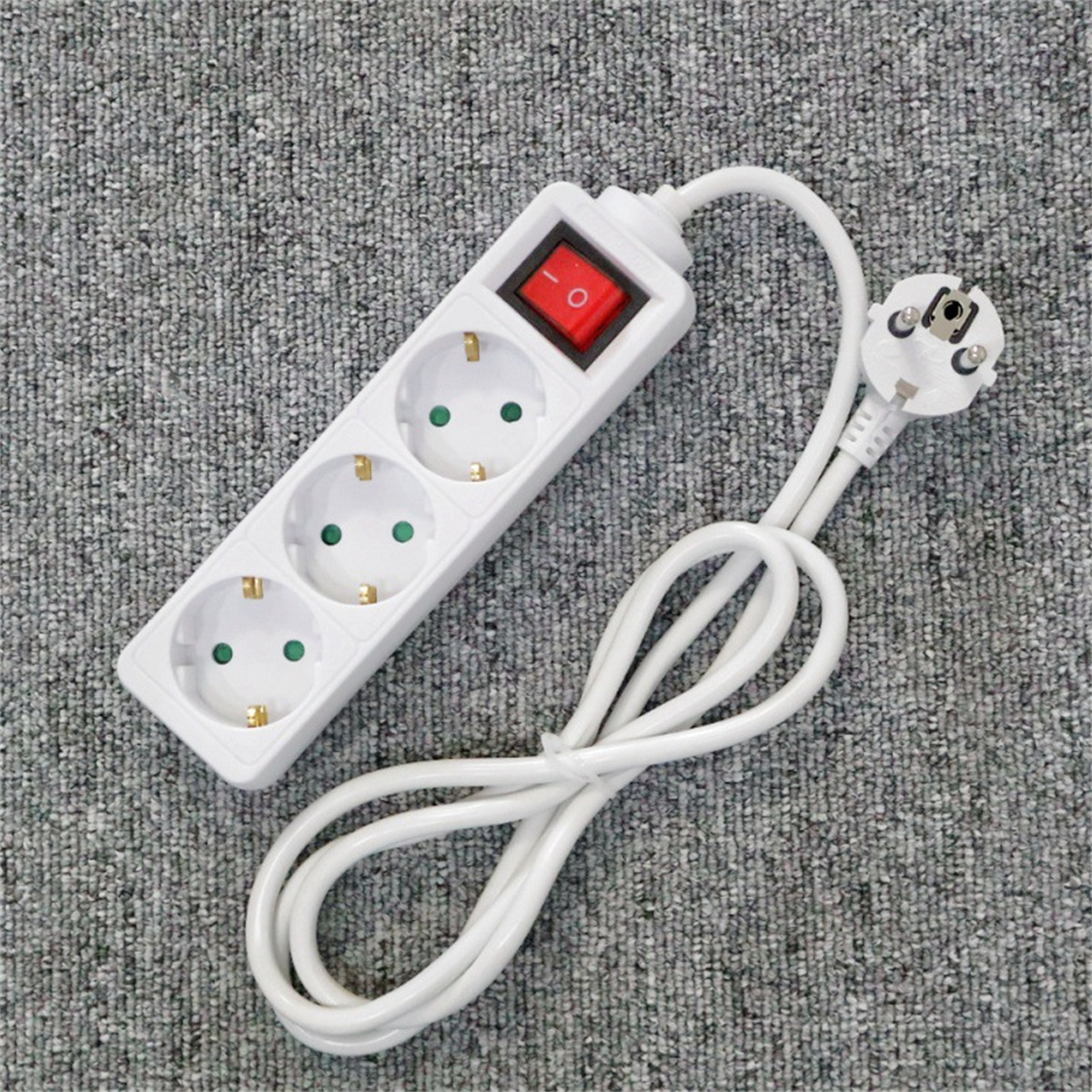 Weiße Steckdosenleiste mit drei Steckdosen, einem roten Schalter und einem weißen Kabel.