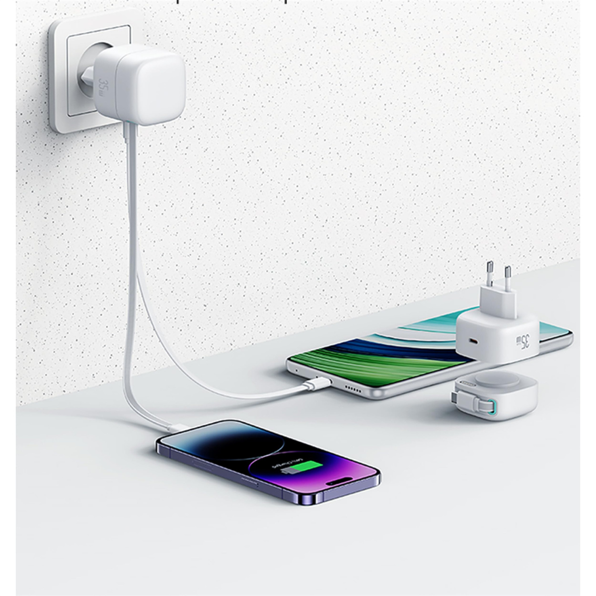 Zwei Smartphones werden geladen, verbunden mit Ladegeräten, die in eine Steckdose gesteckt sind und auf einem Tisch liegen.