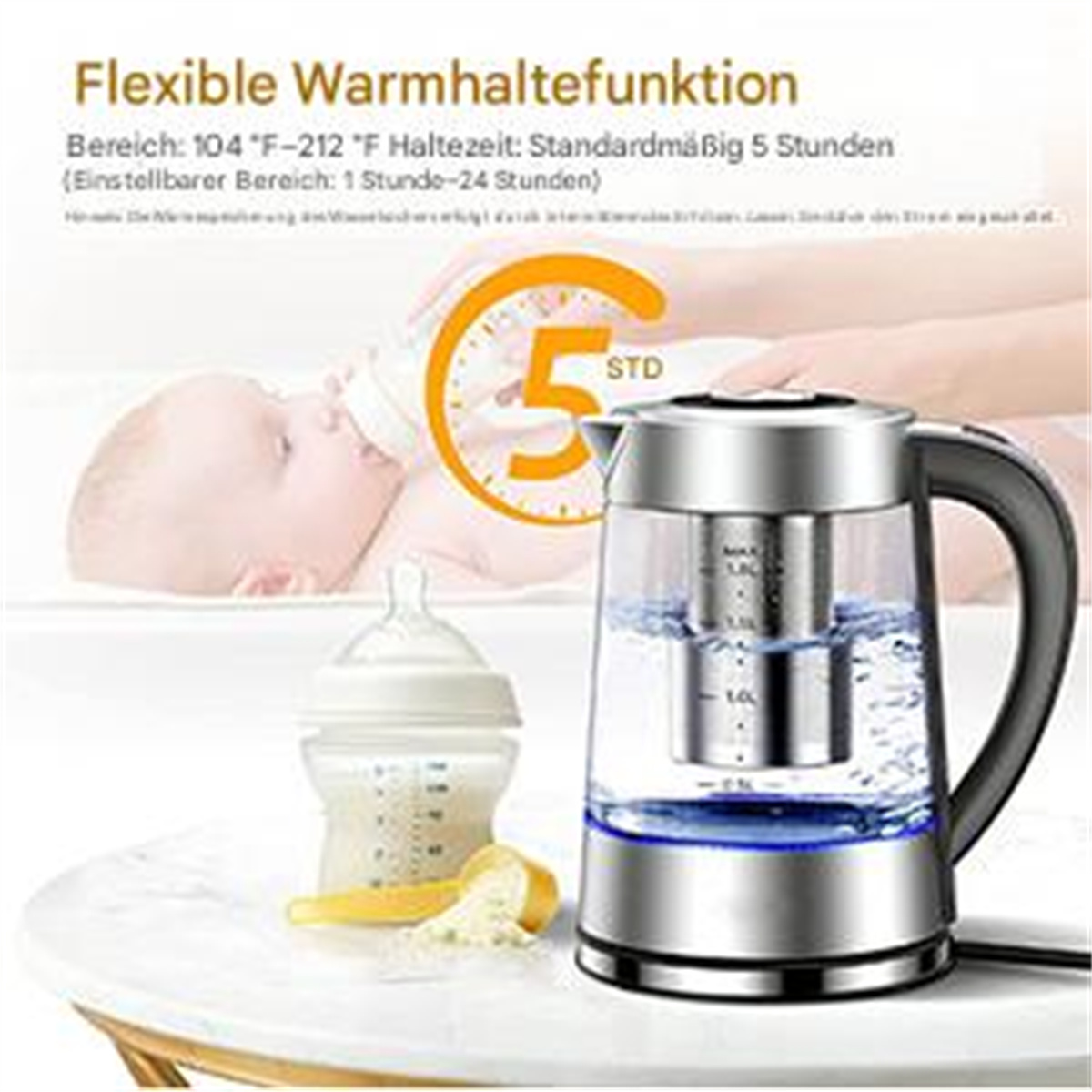 Ein Baby wird mit der Flasche gefüttert. Wasserkocher und Babynahrung auf dem Tisch. Text zeigt 5 Stunden warmhalten.