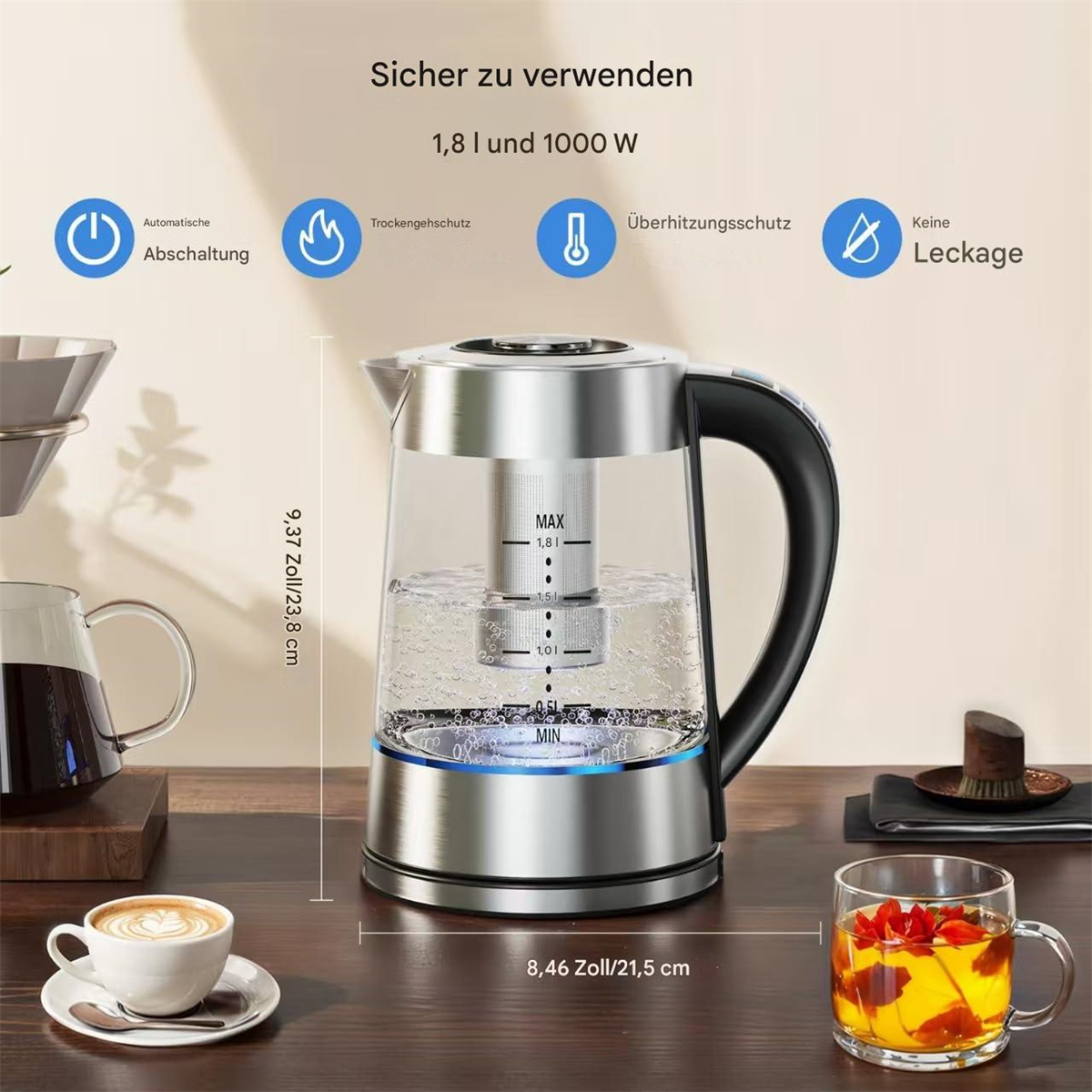 Ein elektrischer Glaskessel mit Kaffeetasse, Tee und Messmarkierungen.