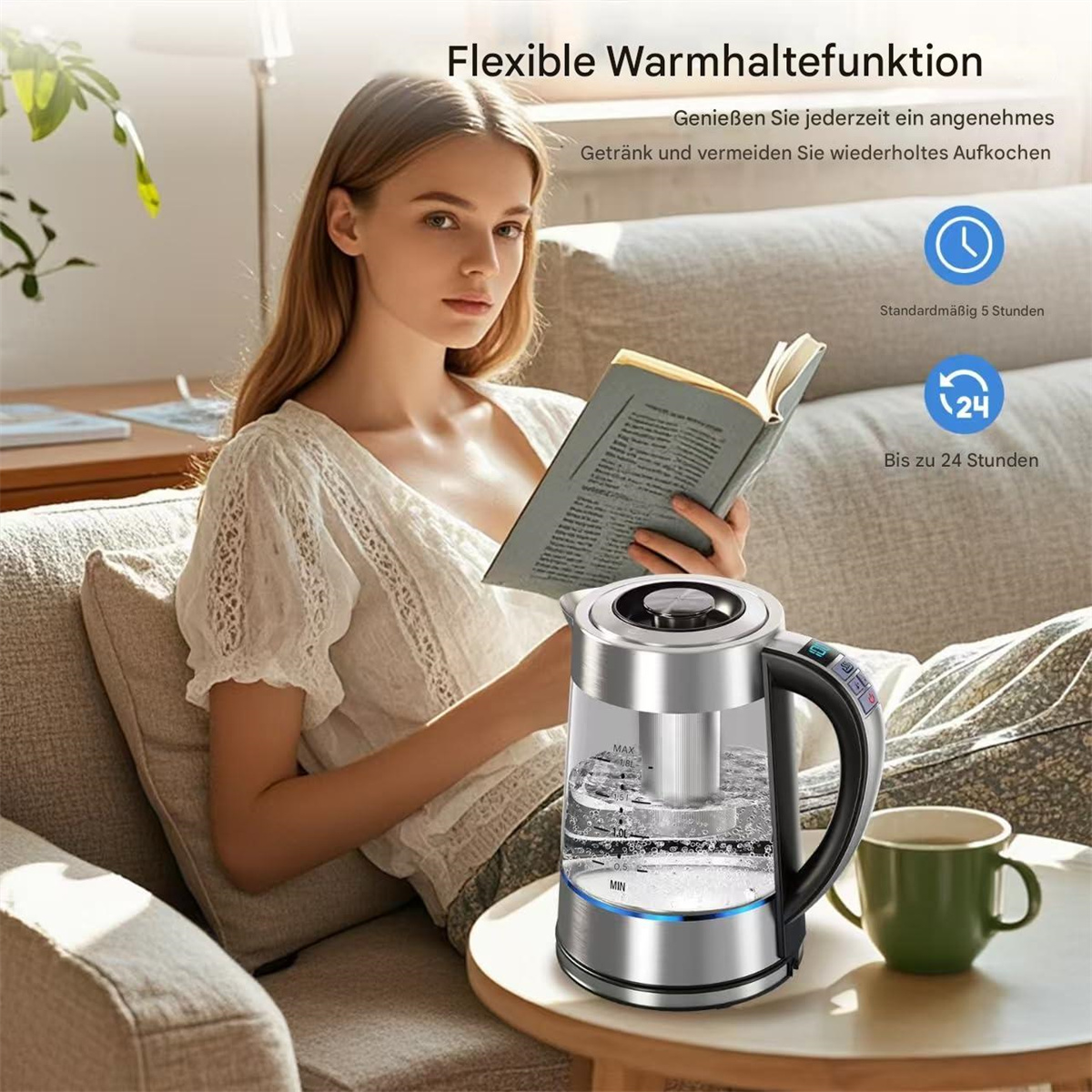 Frau auf Couch liest, Wasserkocher auf Tisch, Tasse daneben.