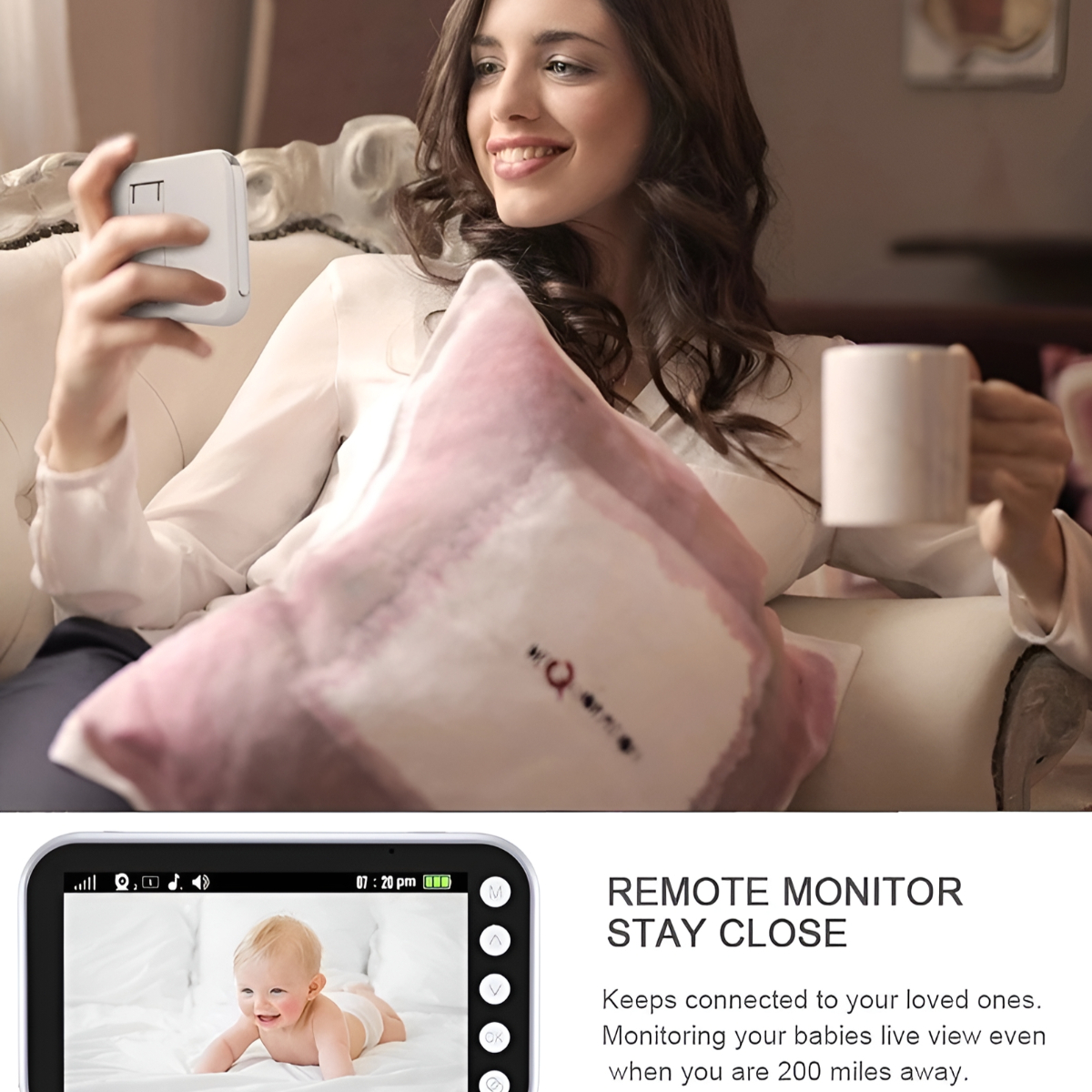 Frau mit Babyphone, schaut Baby auf dem Bildschirm. Weiße Tasse, rosa Kissen, Sofa.
