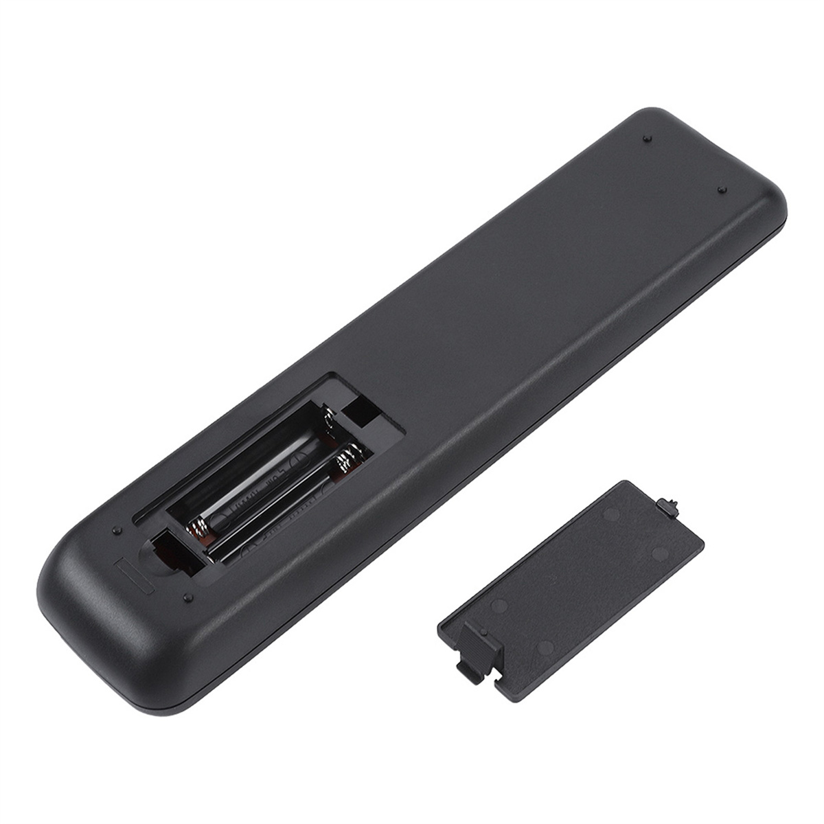 Eine schwarze TV-Fernbedienung mit geöffnetem Batteriefach, in dem zwei Batterien zu sehen sind.