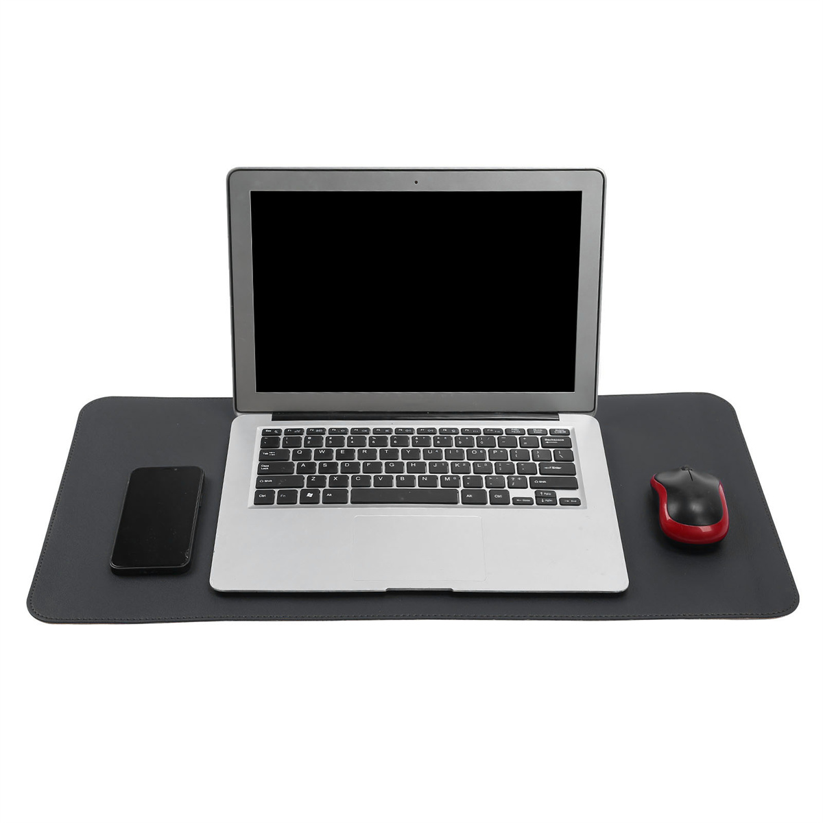 Laptop, Telefon und Maus auf einer schwarzen Schreibtischunterlage, alles auf weißem Grund.