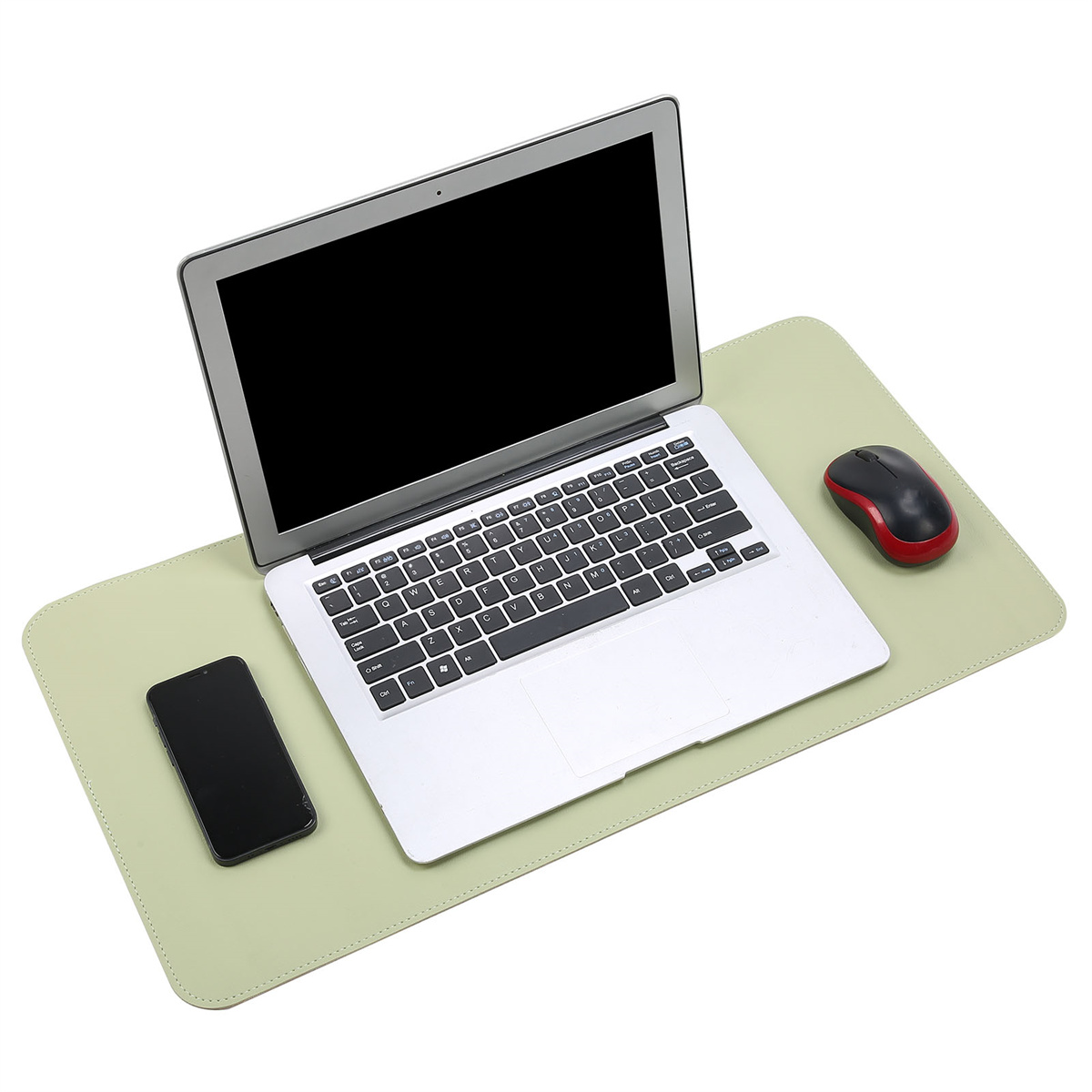 Laptop und Smartphone auf einer grünen Schreibtischunterlage mit roter Maus.