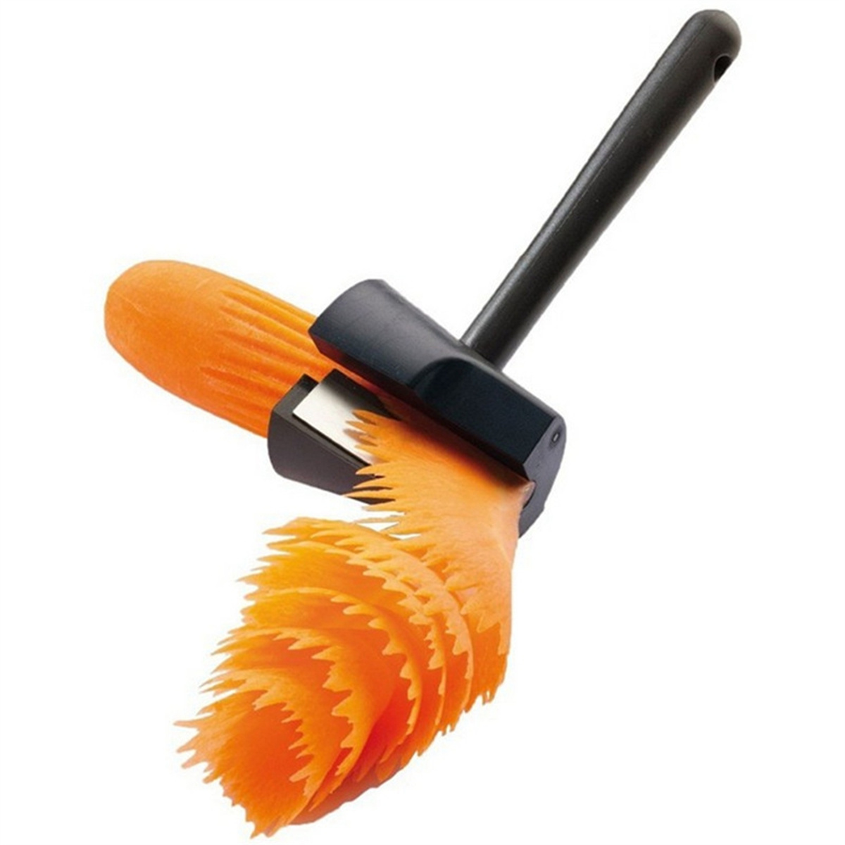 Gemüsespiralizer mit einer orangefarbenen Karotte, die spiralisiert wird, wodurch lange Spiralstränge entstehen.