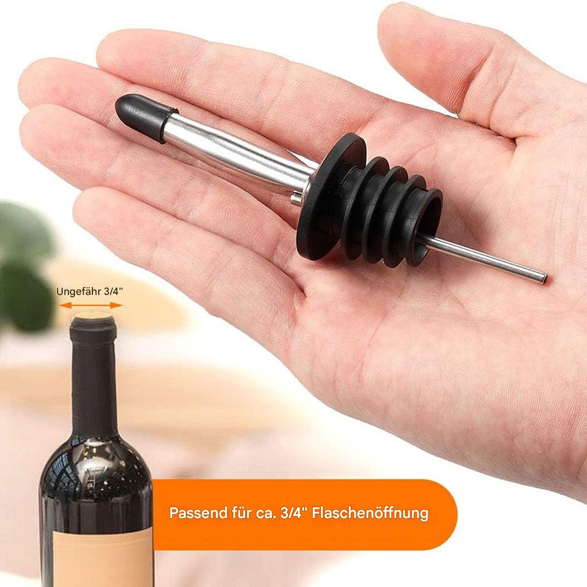 Hand hält Weinausgießer, mit Weinflasche unten und orangefarbenem Etikett.