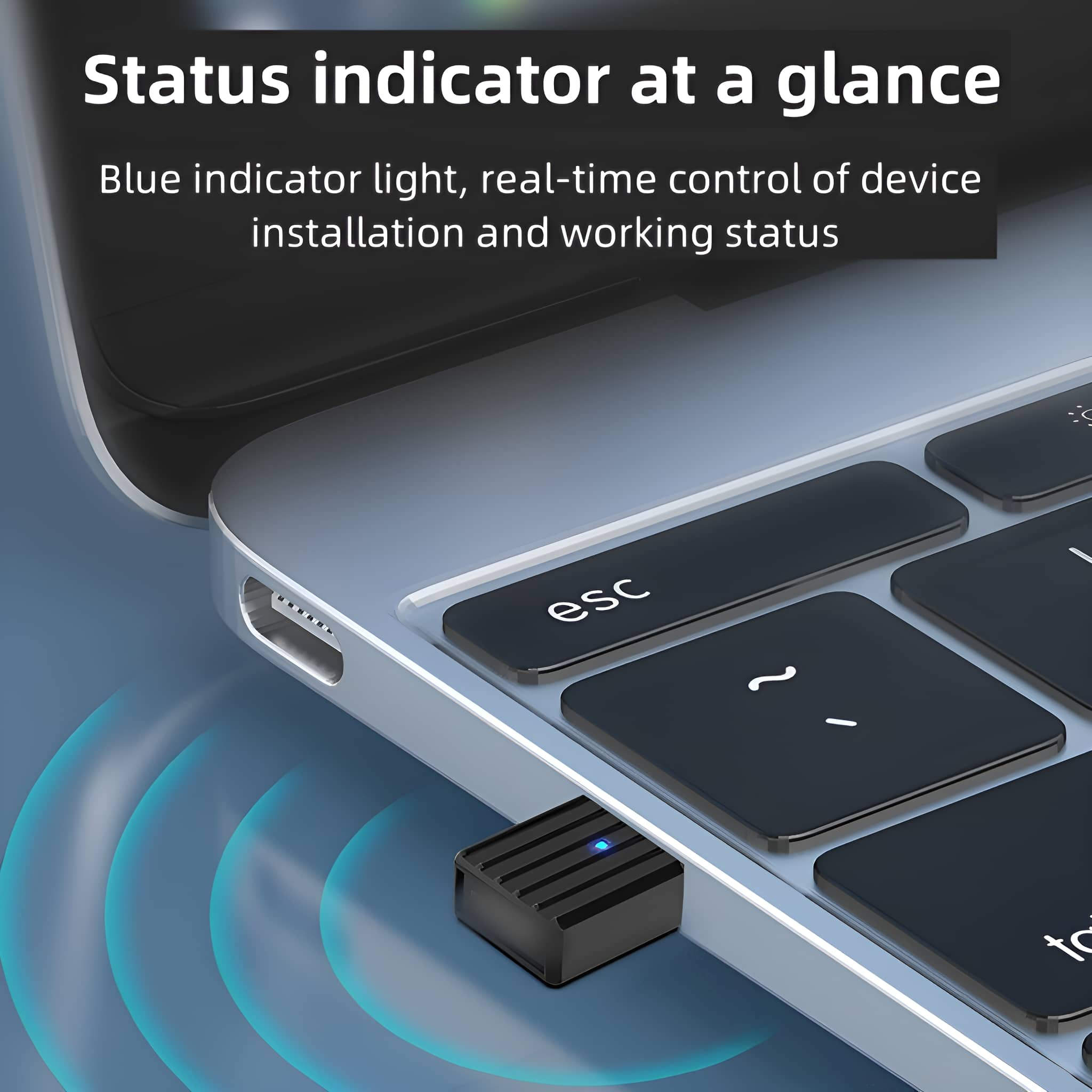 Schwarzer USB-C-Adapter an einem Laptop. Blaue Kontrollleuchte an.