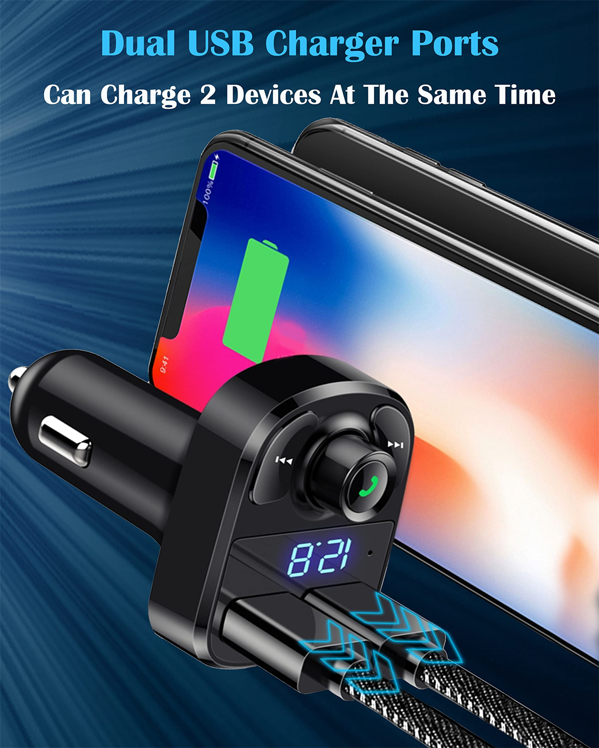 Kfz-Ladegerät mit zwei USB-Anschlüssen, lädt zwei Telefone. Zeigt die Zeitanzeige.