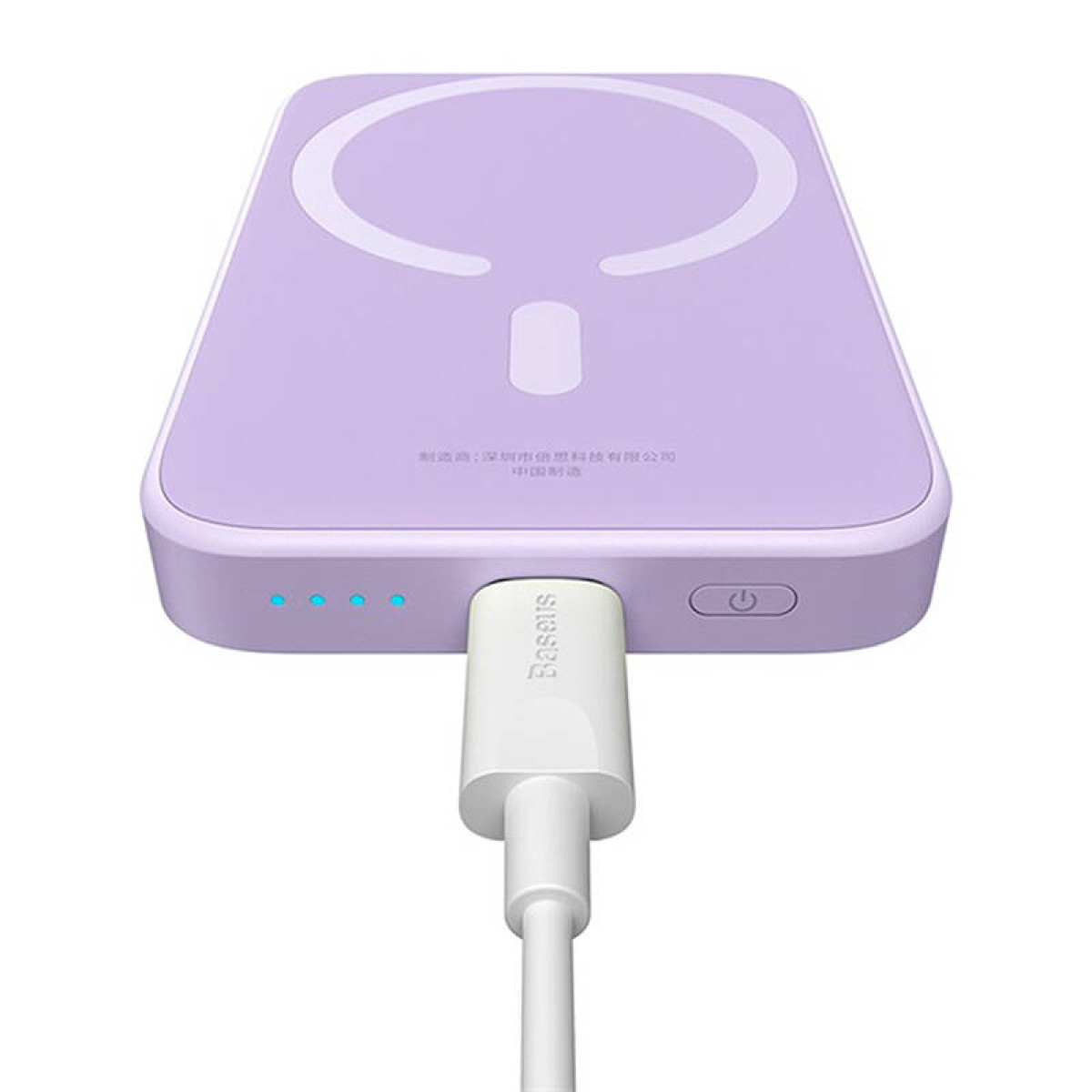 Un caricabatterie portatile Baseus viola con un cavo di ricarica.