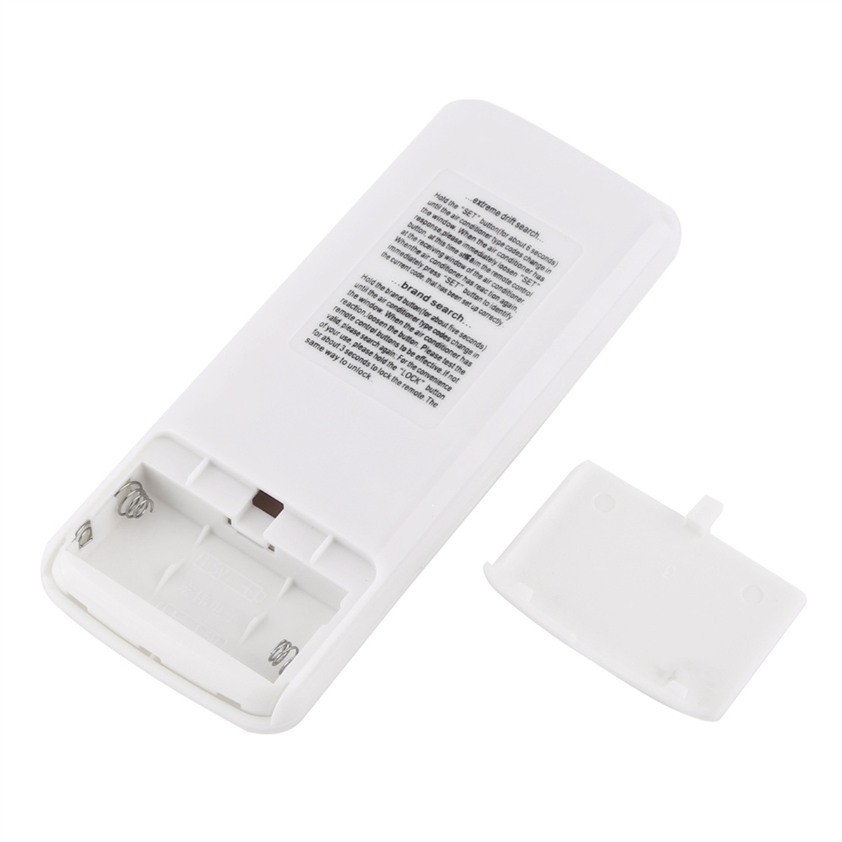 Weiße Fernbedienung mit geöffnetem Batteriefach. Text auf der Fernbedienung ist sichtbar. Tasten und Text sind zu sehen.