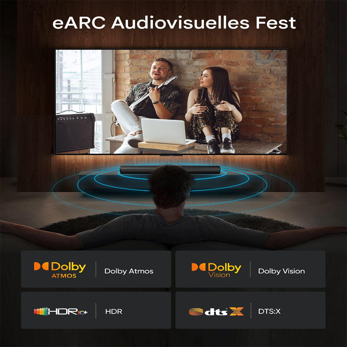 Eine Person, die einen Fernseher mit Soundsystem betrachtet, mit Logos für Dolby Atmos, Dolby Vision, HDR und DTS:X.