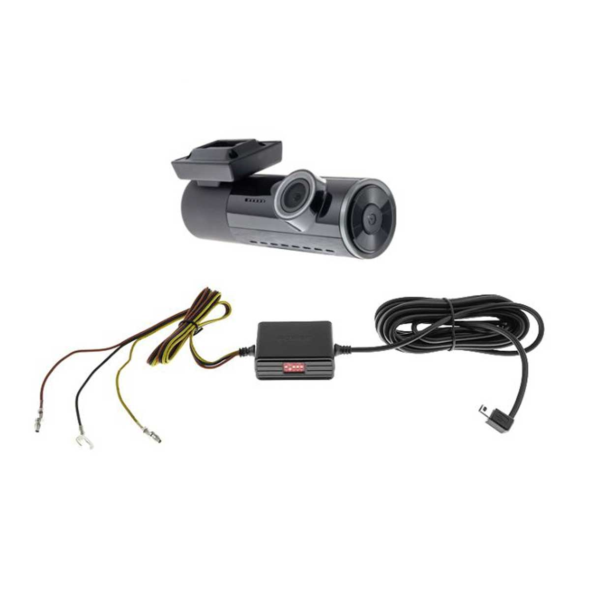 Ein Dashcam-Setup mit Kamera, Kabeln und einer Steuerbox. Isoliert auf weißem Hintergrund.