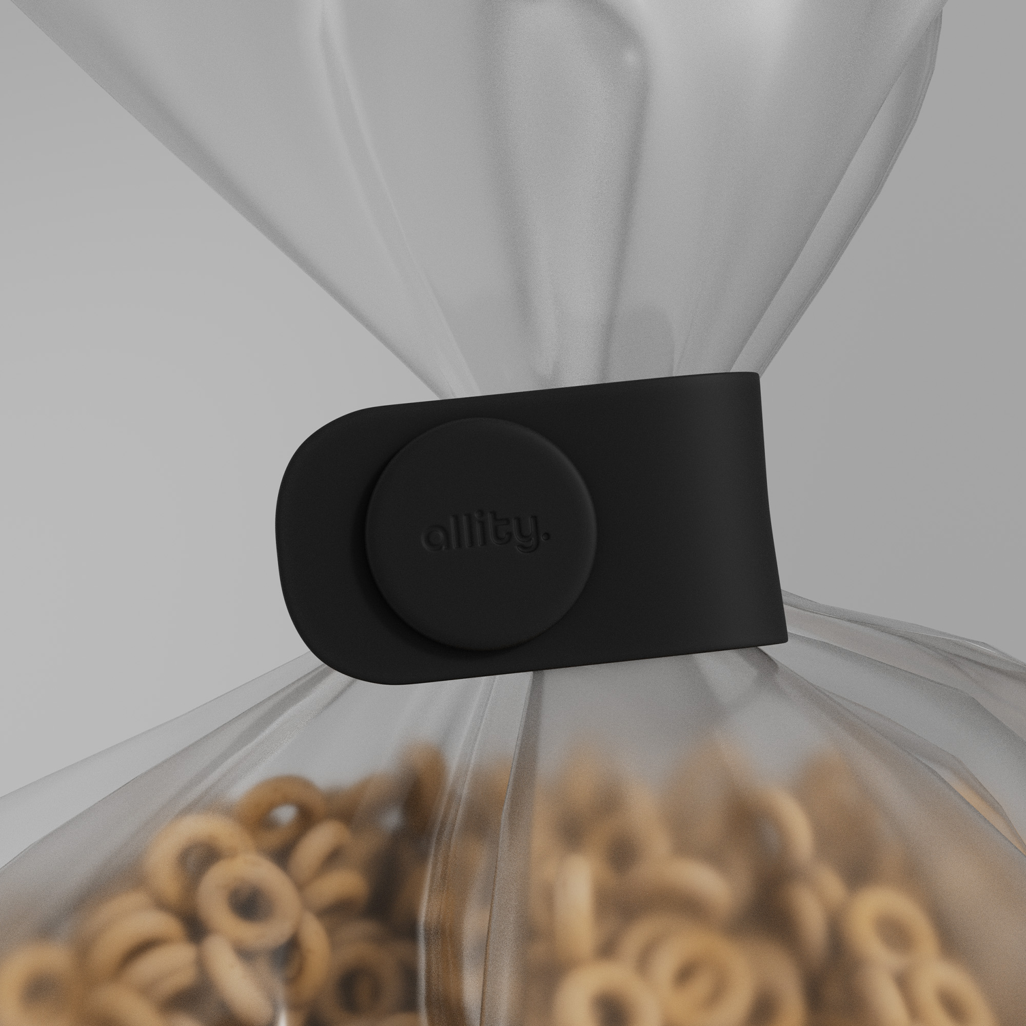 Czarny klips do worka na przezroczystym worku z płatkami śniadaniowymi.