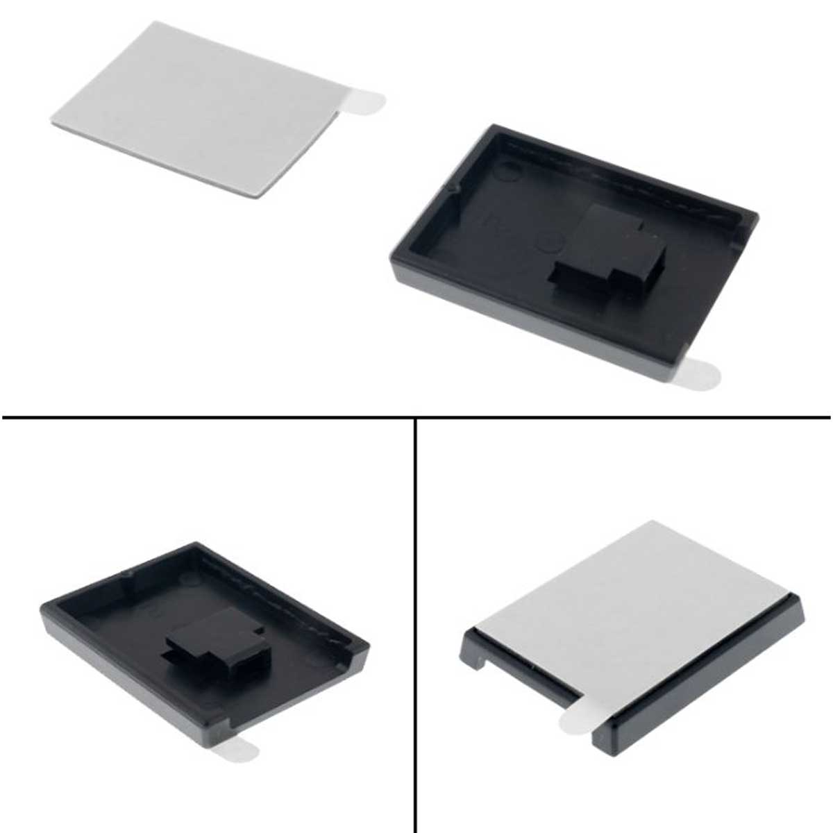 Vier schwarze Kunststoffgehäuse und Deckel. Zwei Deckel und zwei Gehäuse werden gezeigt. Weißer Hintergrund.