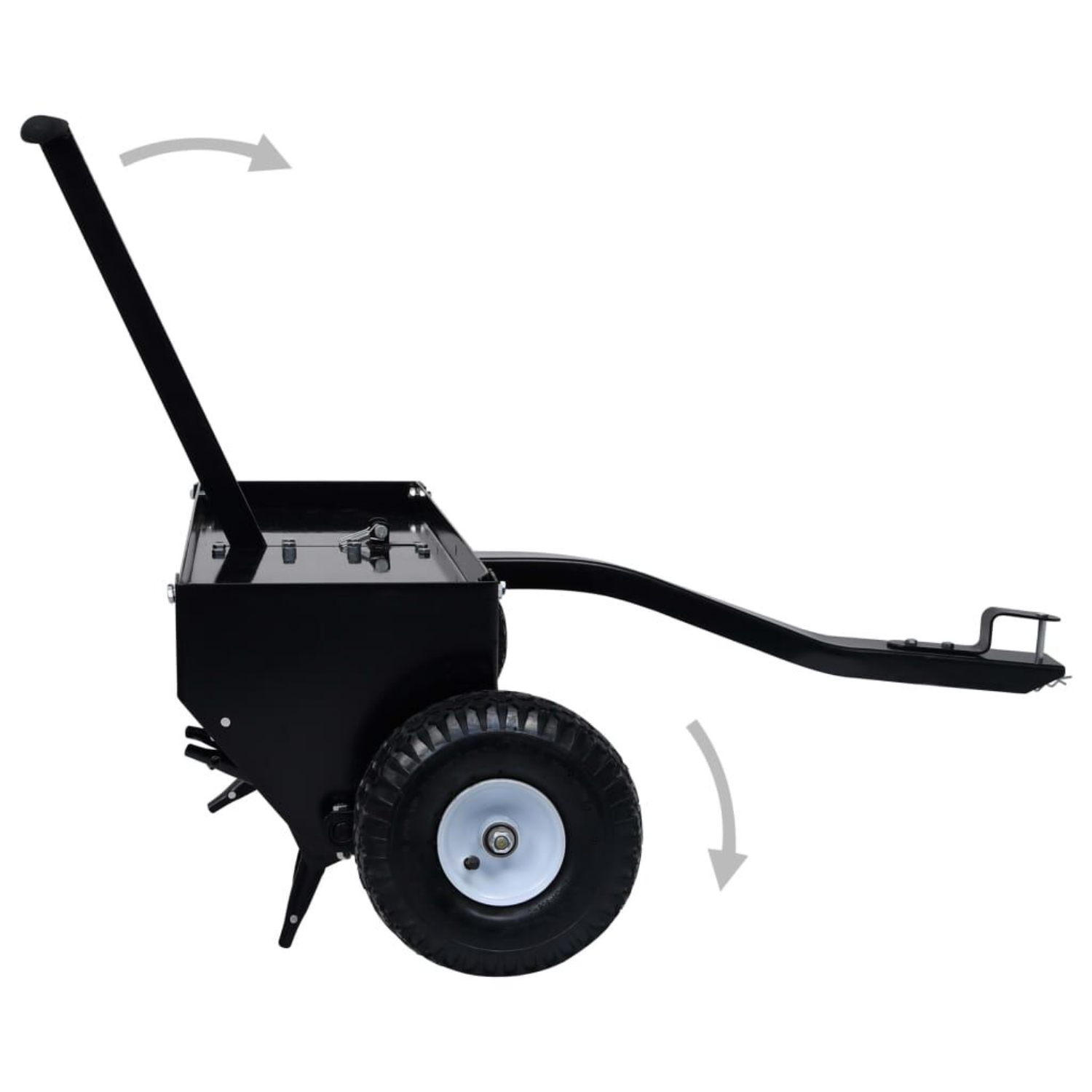 Eine schwarze Sämaschine mit Griff, zwei Rädern und einem Saatgutspender, auf weißem Hintergrund.