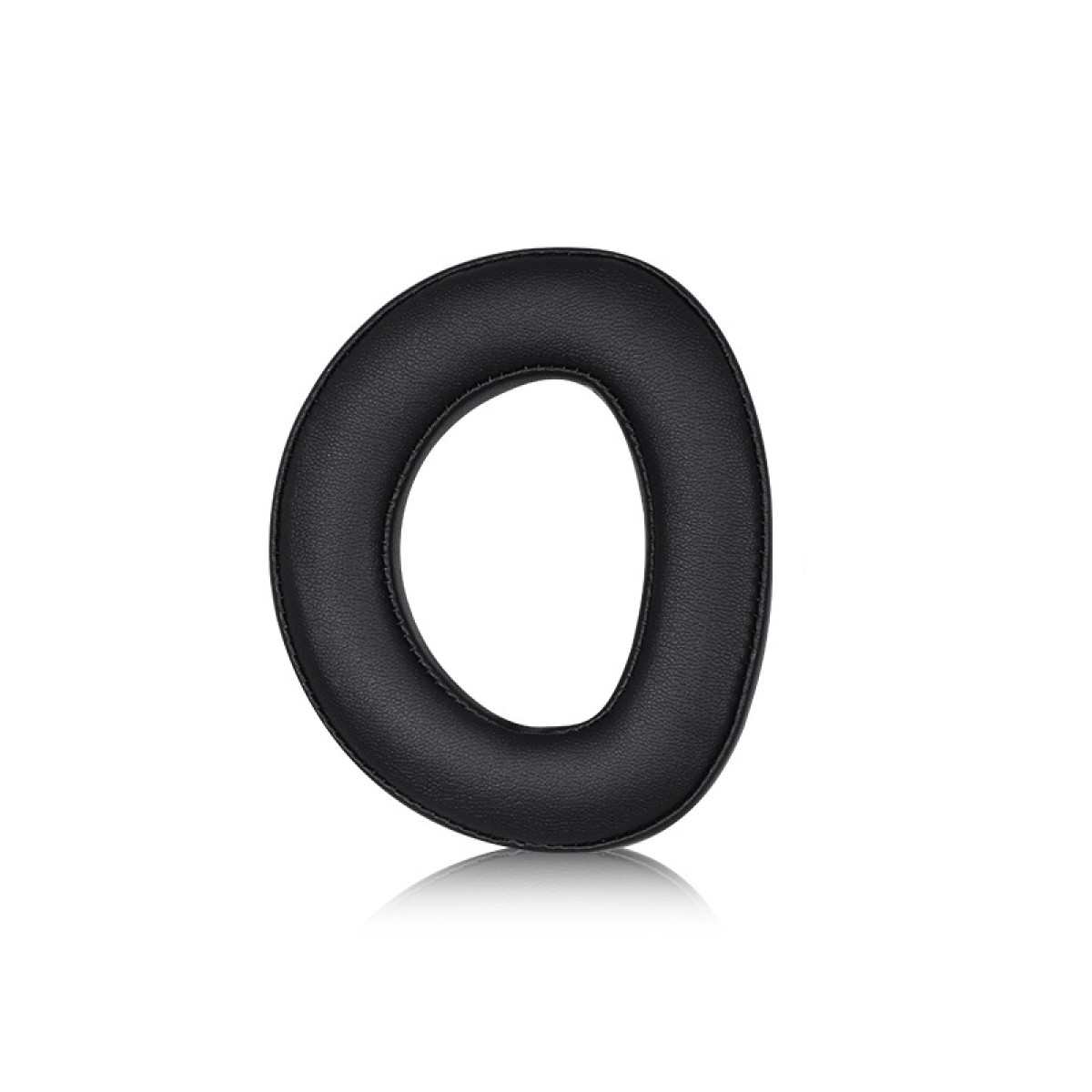 Zwart oorkussen met een ovale vorm. Het kussen heeft een gladde, lederachtige textuur.