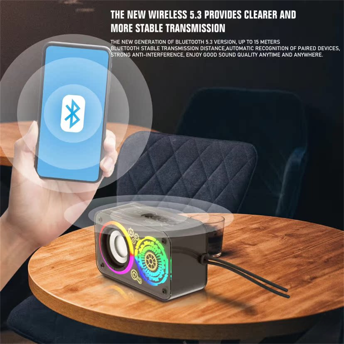 Kleiner Lautsprecher mit Lichtern, über Bluetooth mit einem Telefon verbunden, auf einem Tisch.