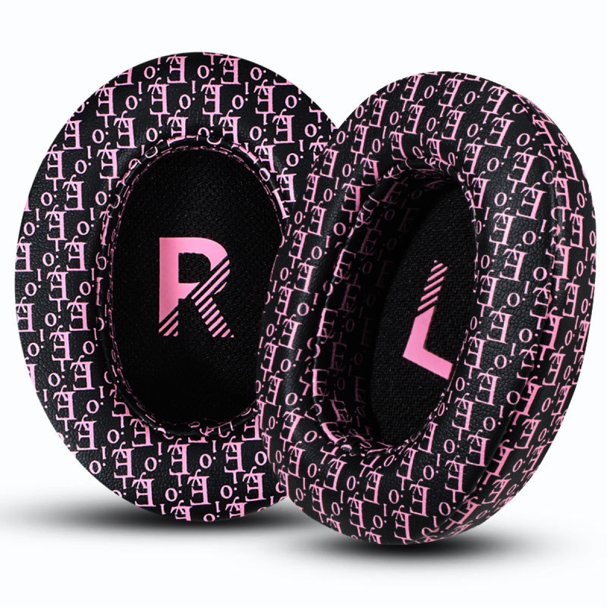 Zwei schwarz-rosa gemusterte Ohrpolster. Das rechte hat ein rosa „R“, das linke ein rosa „L“.