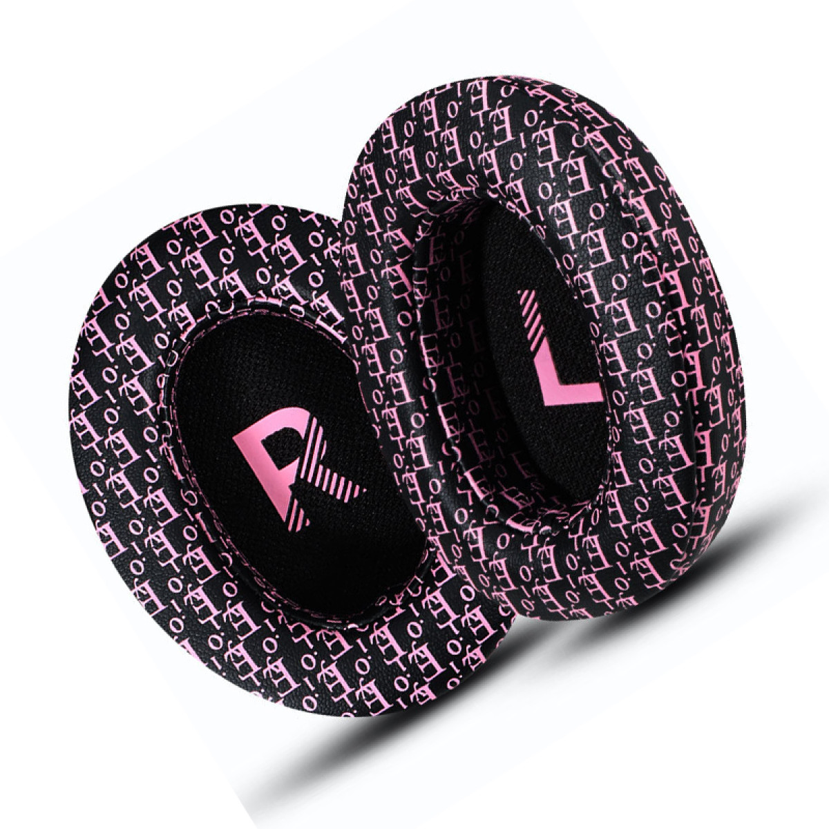 Zwei pinkfarbene und schwarze Kopfhörer-Ohrpolster mit Buchstaben 'E' und 'L'.
