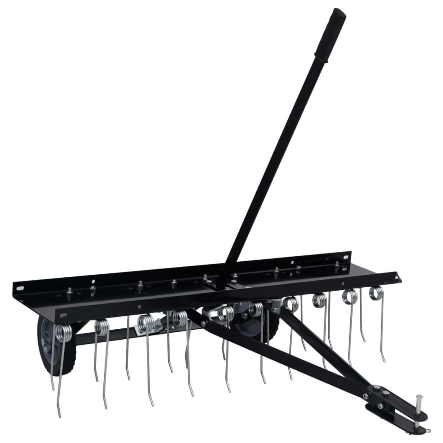 Schwarzer Rasenlüfter mit Rädern, Zinken und Griff. Metallkonstruktion, bereit für die Rasenpflege.