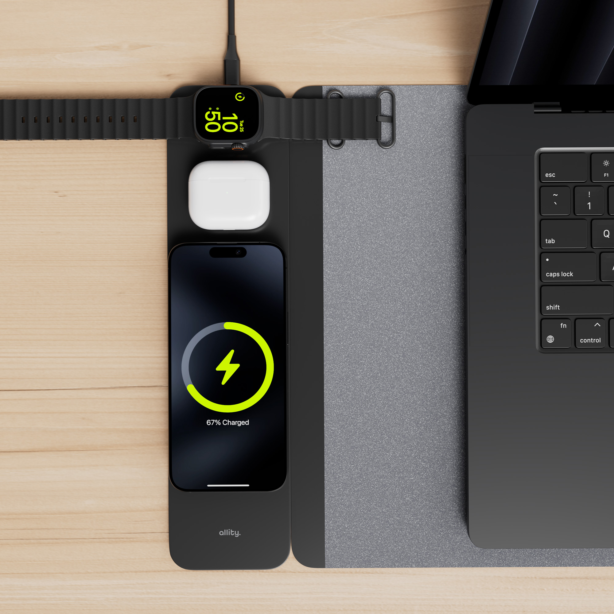 Stacja ładująca z Apple Watch, AirPods, telefonem ładującym się w 67% i laptopem.