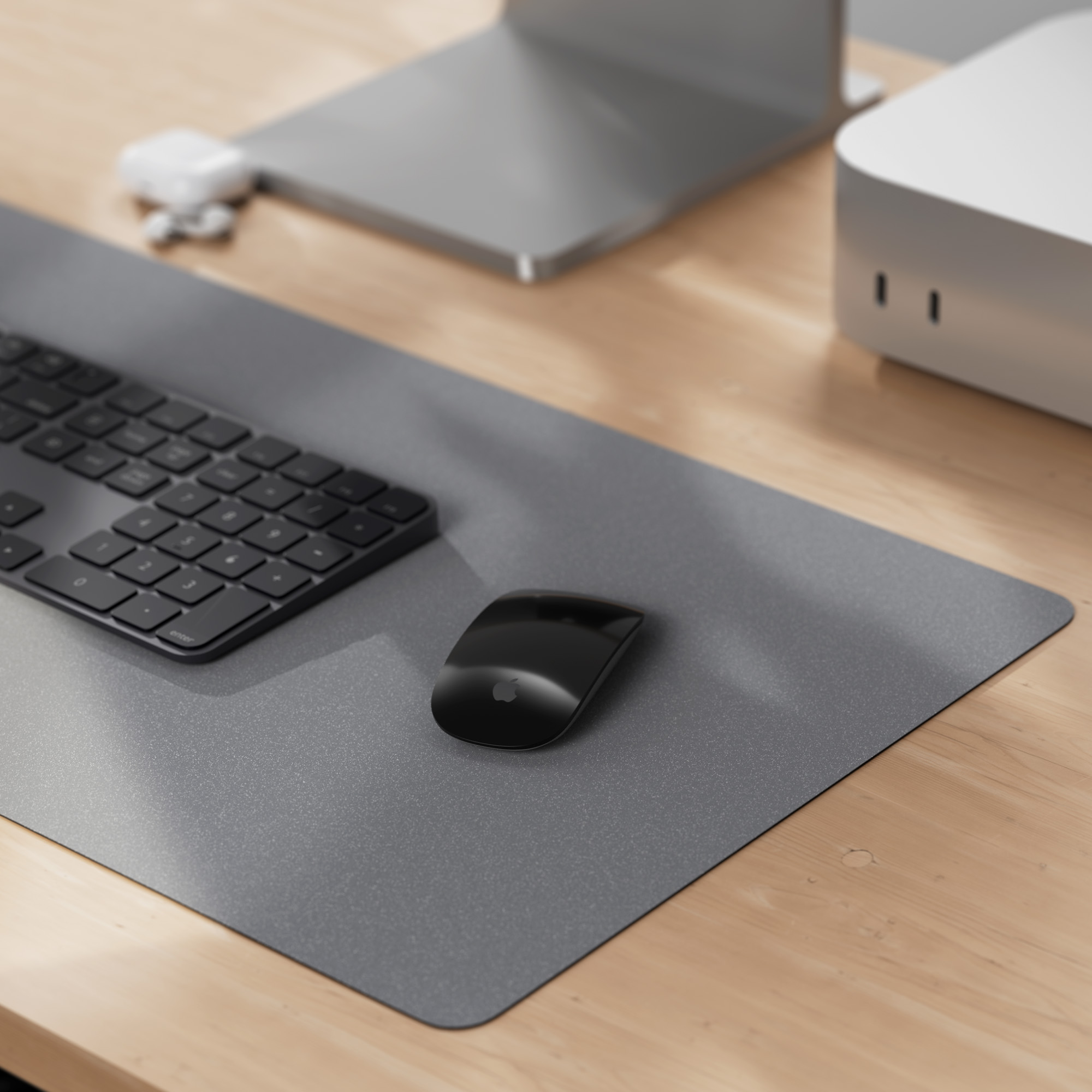 Konfiguracja biurka z klawiaturą, myszą, matą i innym sprzętem technologicznym.