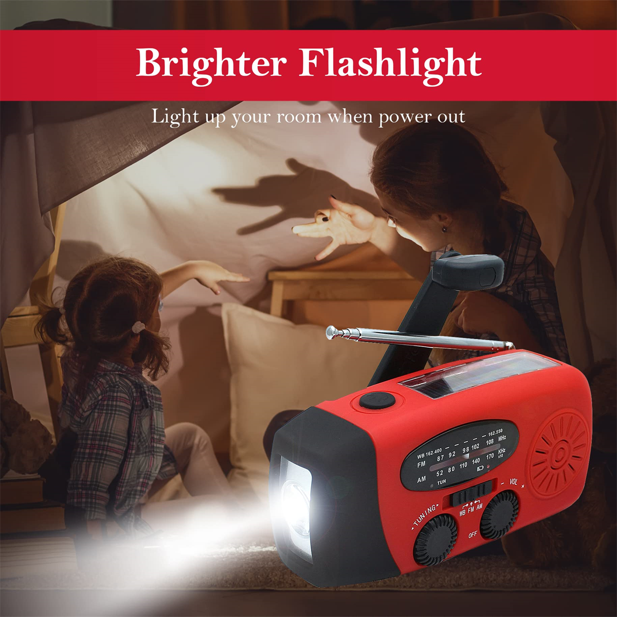 Eine rote Taschenlampe mit hellem Licht, gehalten von einem Kind. Zwei Kinder in einem Zelt. Text: 'Hellere Taschenlampe'.