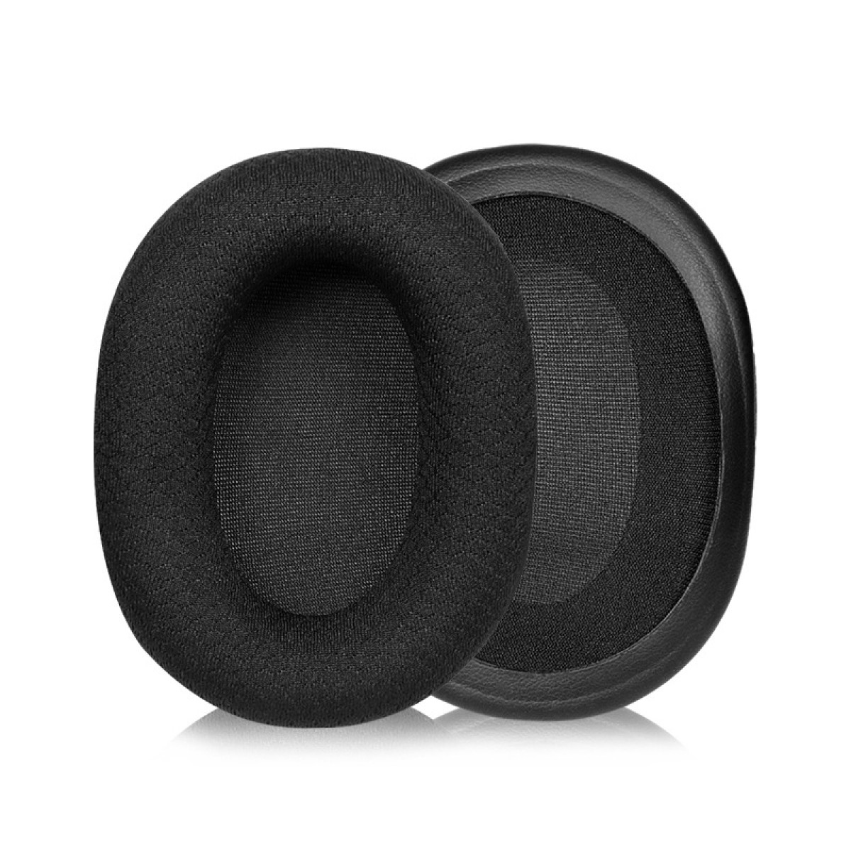 Coppia di cuscinetti auricolari neri. Materiale espanso, isolato su sfondo bianco.
