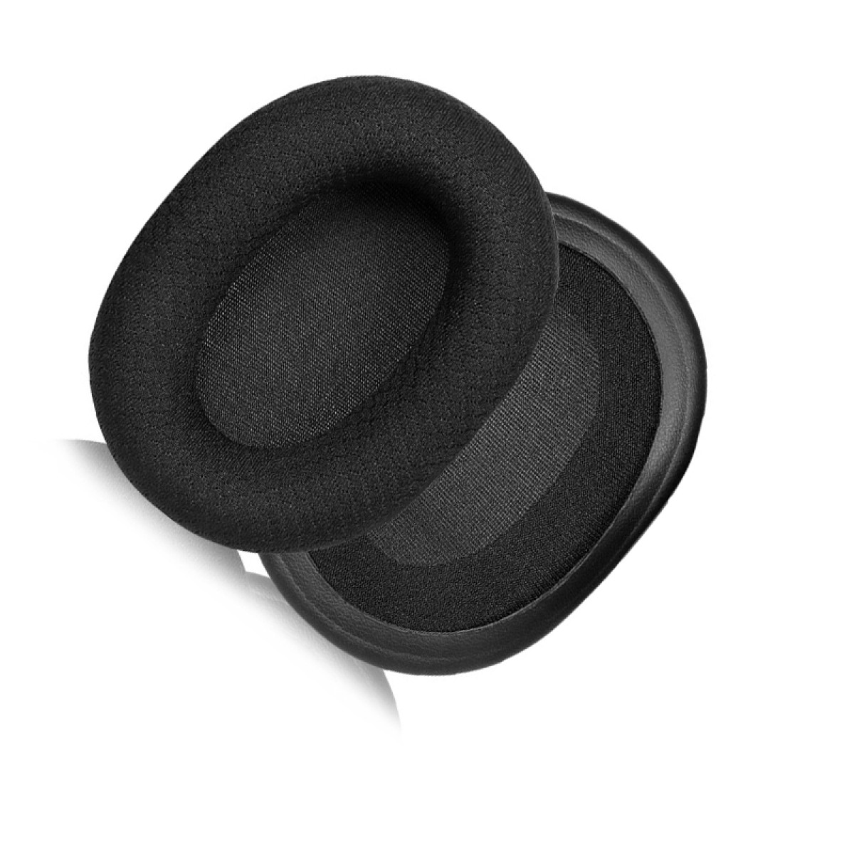 Due cuscinetti auricolari ovali neri per cuffie. Materiale morbido e poroso, progettato per il comfort.