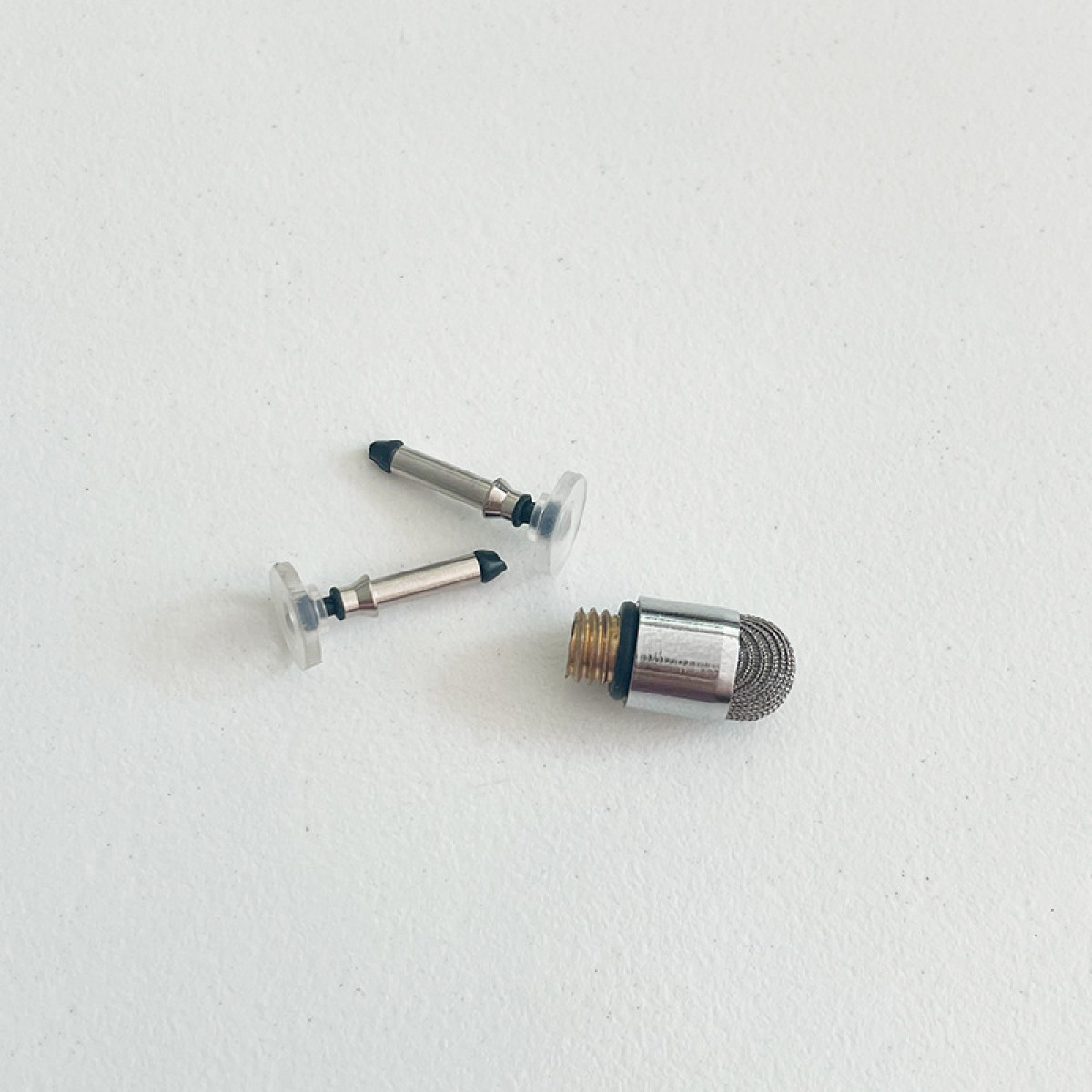 Drei silberne Stifte, zwei mit klaren Spitzen, einer mit Mesh-Spitze.