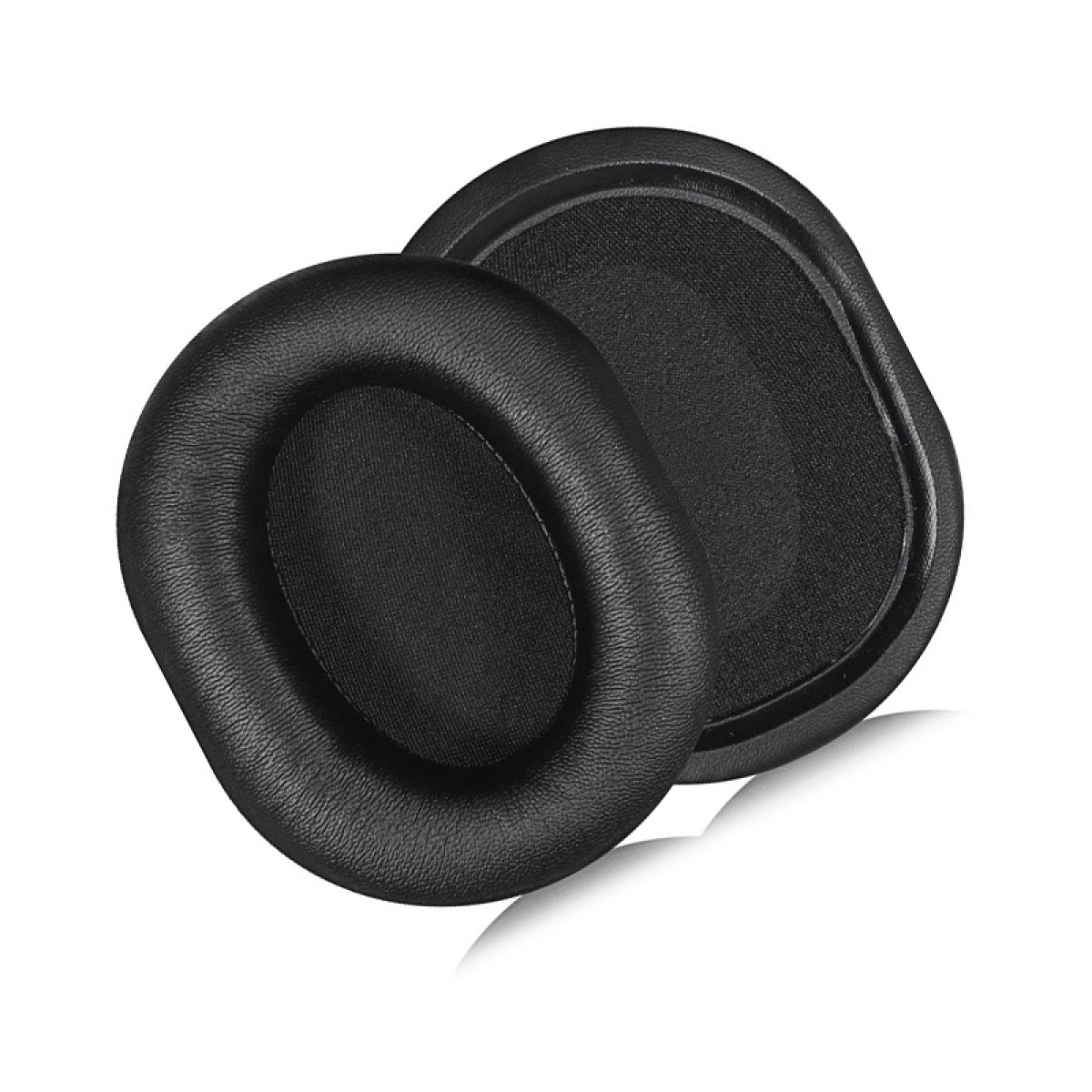 Dwa czarne nauszniki do słuchawek, z gładką powierzchnią.