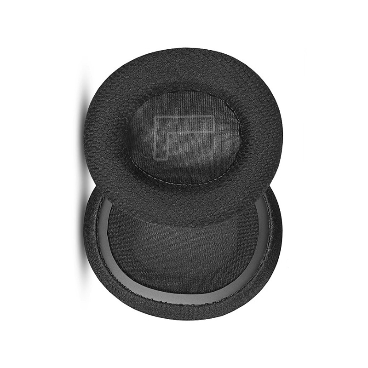 Dwie czarne nausznice. Jedna jest na drugiej. Na górnej jest białe L.