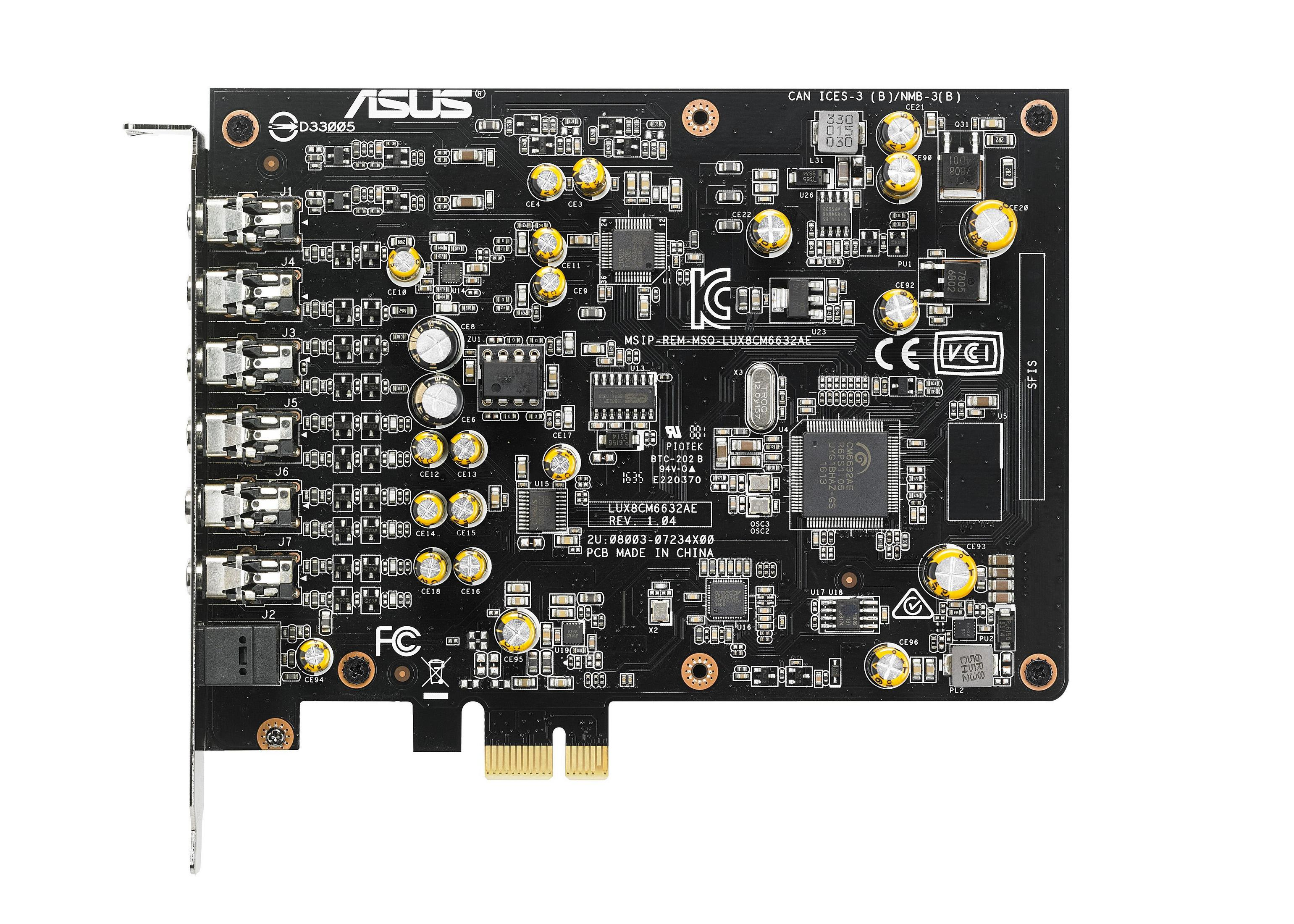 Una scheda di circuito nera con vari componenti elettronici. La scheda è su sfondo bianco.