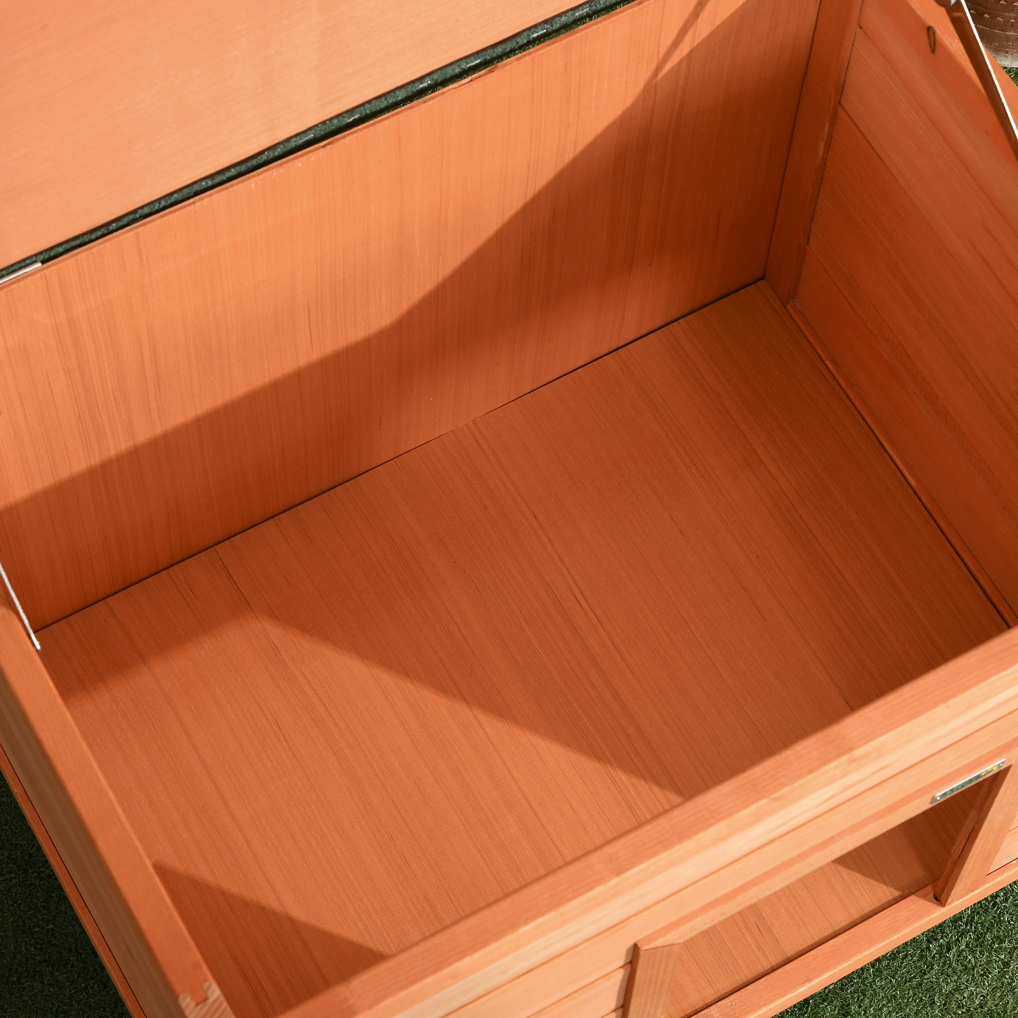 Interior de una caseta de perro de madera. Madera marrón, espacio vacío.