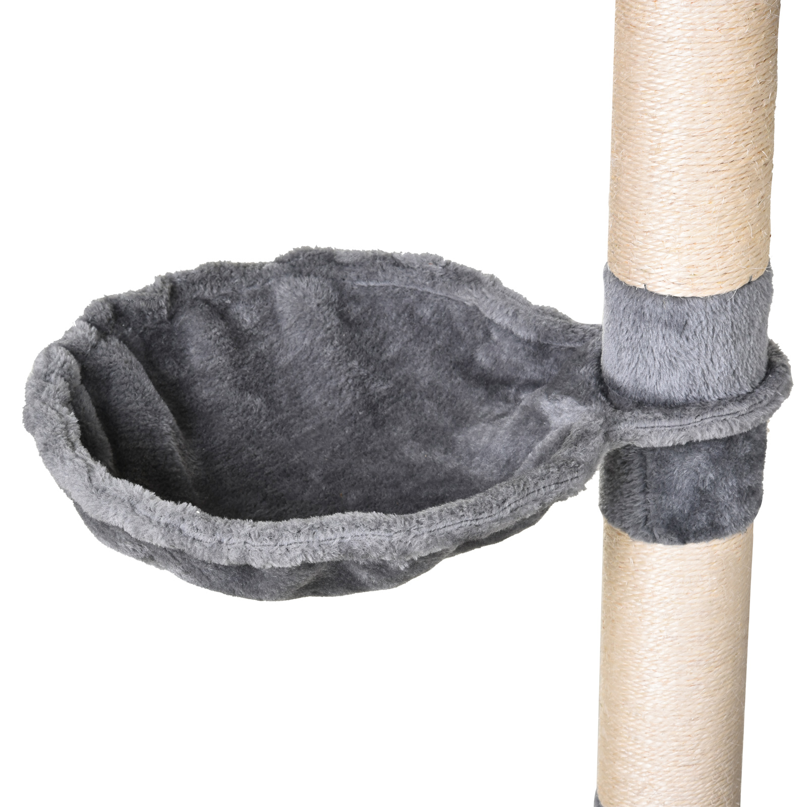 Una cama para gatos gris y esponjosa colgando de un poste de árbol para gatos. Es una cama redonda, suave y de felpa.