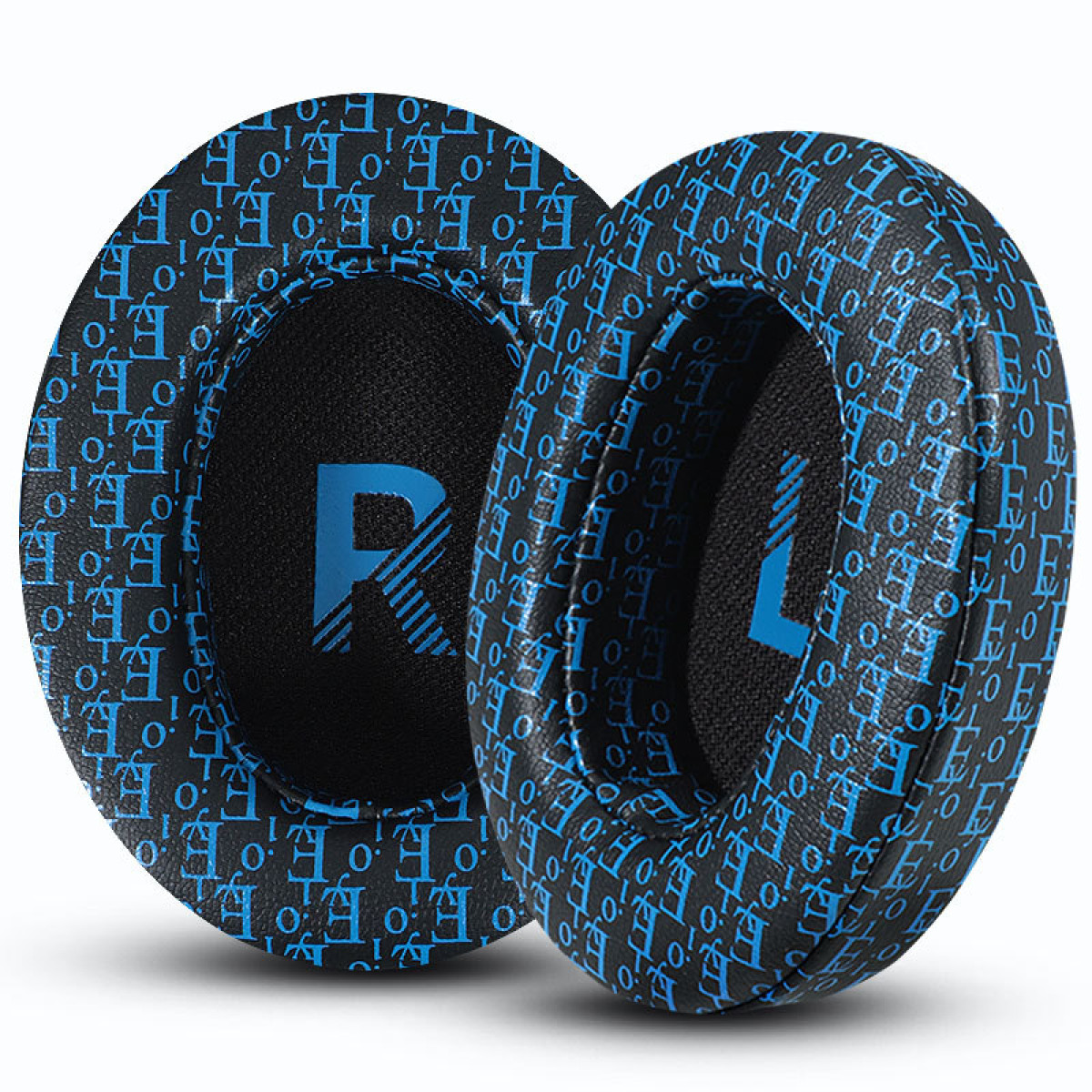 Due cuscinetti auricolari neri per cuffie. Lettere blu dicono 'R' e 'L'. La superficie ha lettere ripetute.