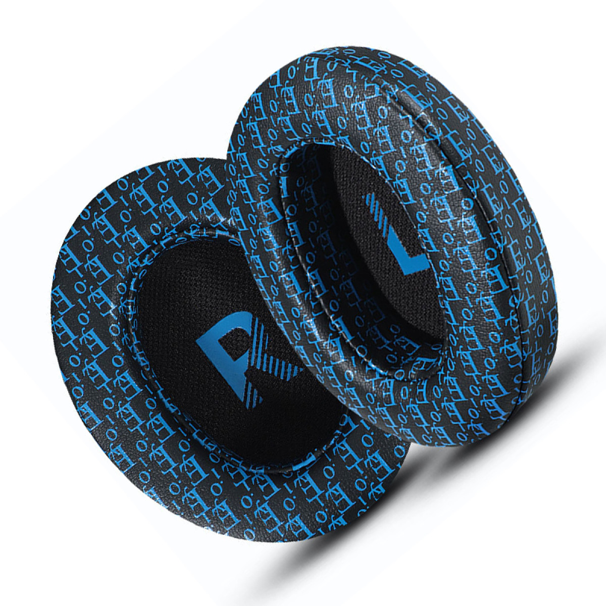 Due cuscinetti auricolari neri e blu per cuffie giacciono su una superficie bianca. I cuscini hanno un motivo.