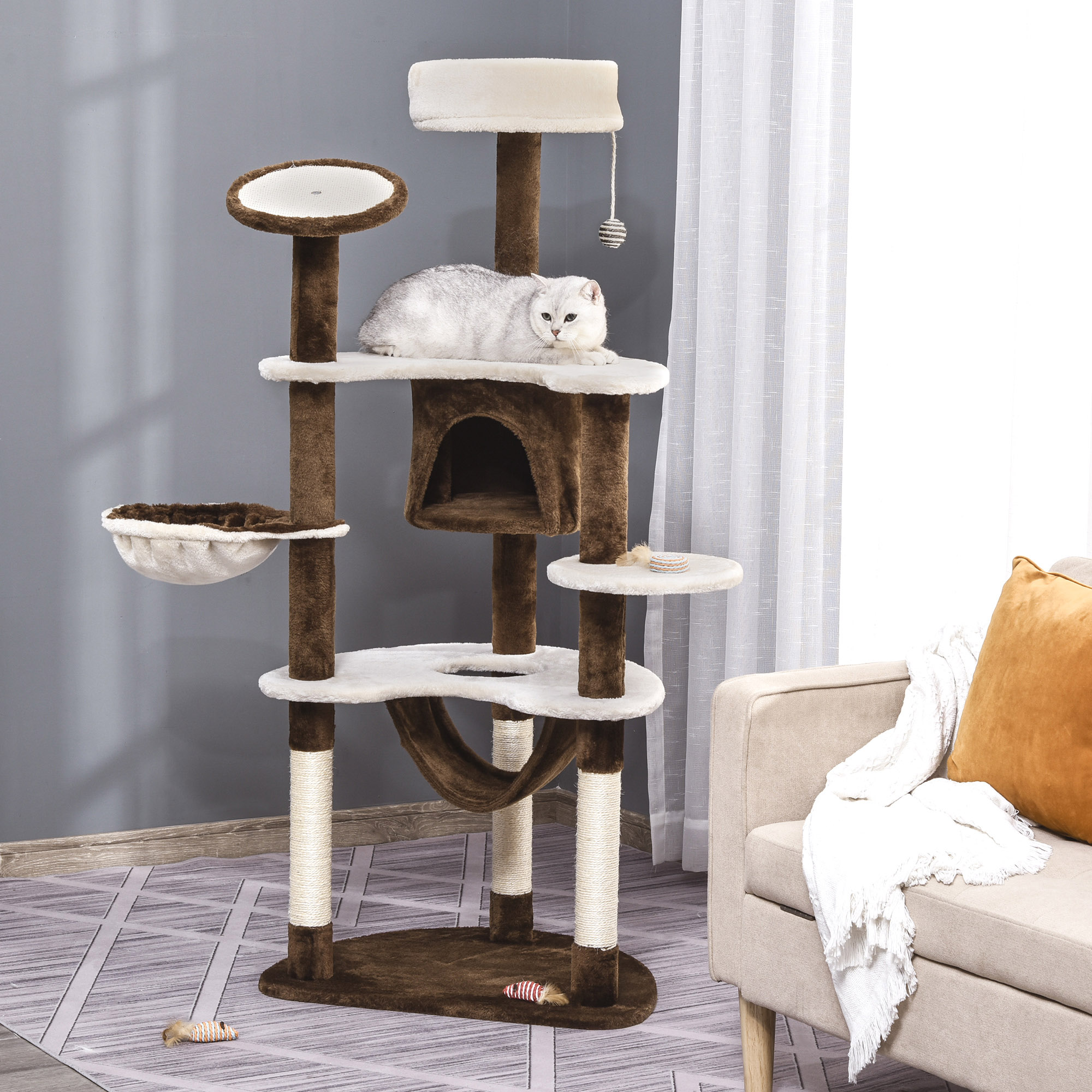 Katzenbaum mit mehreren Ebenen, eine weiße Katze ruht darauf. Braun und beige Farben.